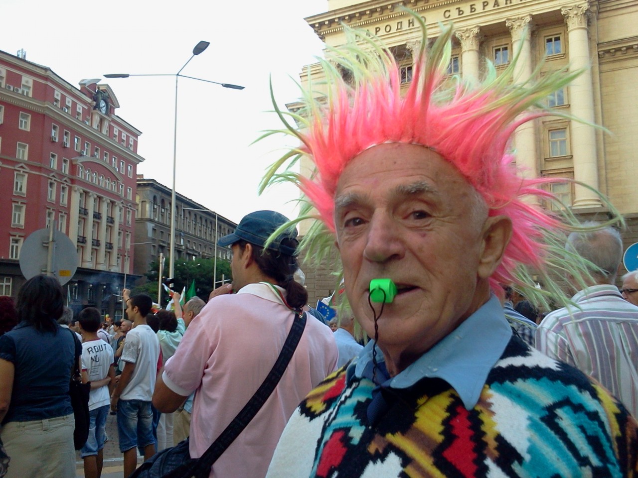 Eкзотичен възрастен протестиращ срещу правителството