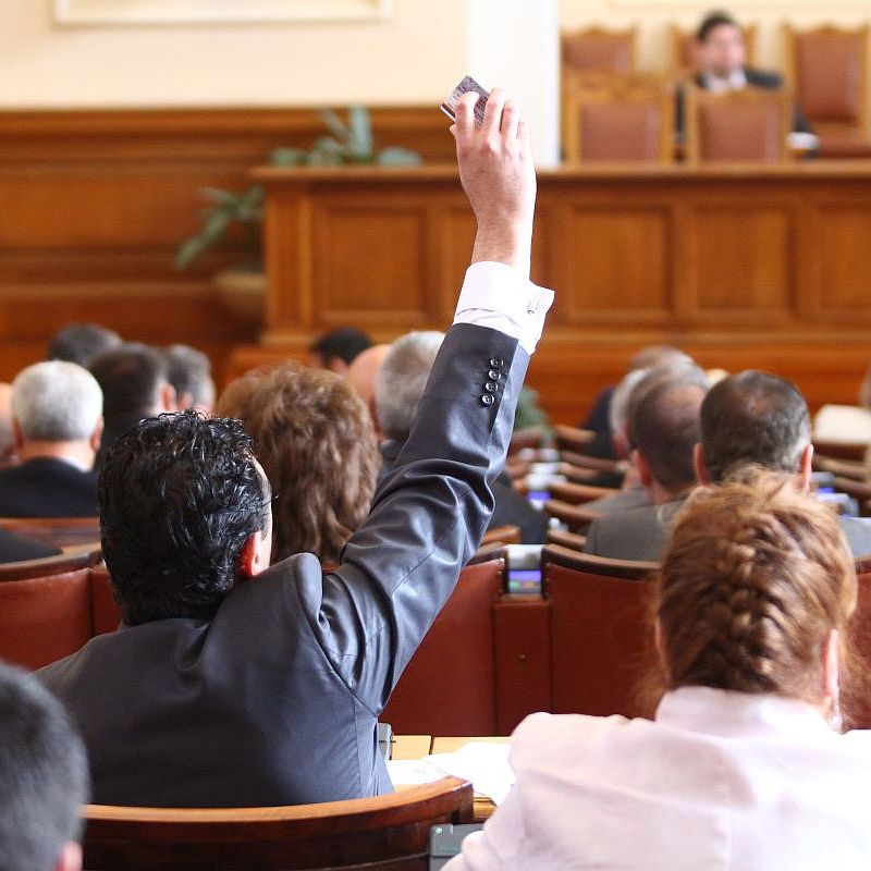 Депутатите одобриха актуализацията на бюджета и разрешиха заем от 1 млрд.