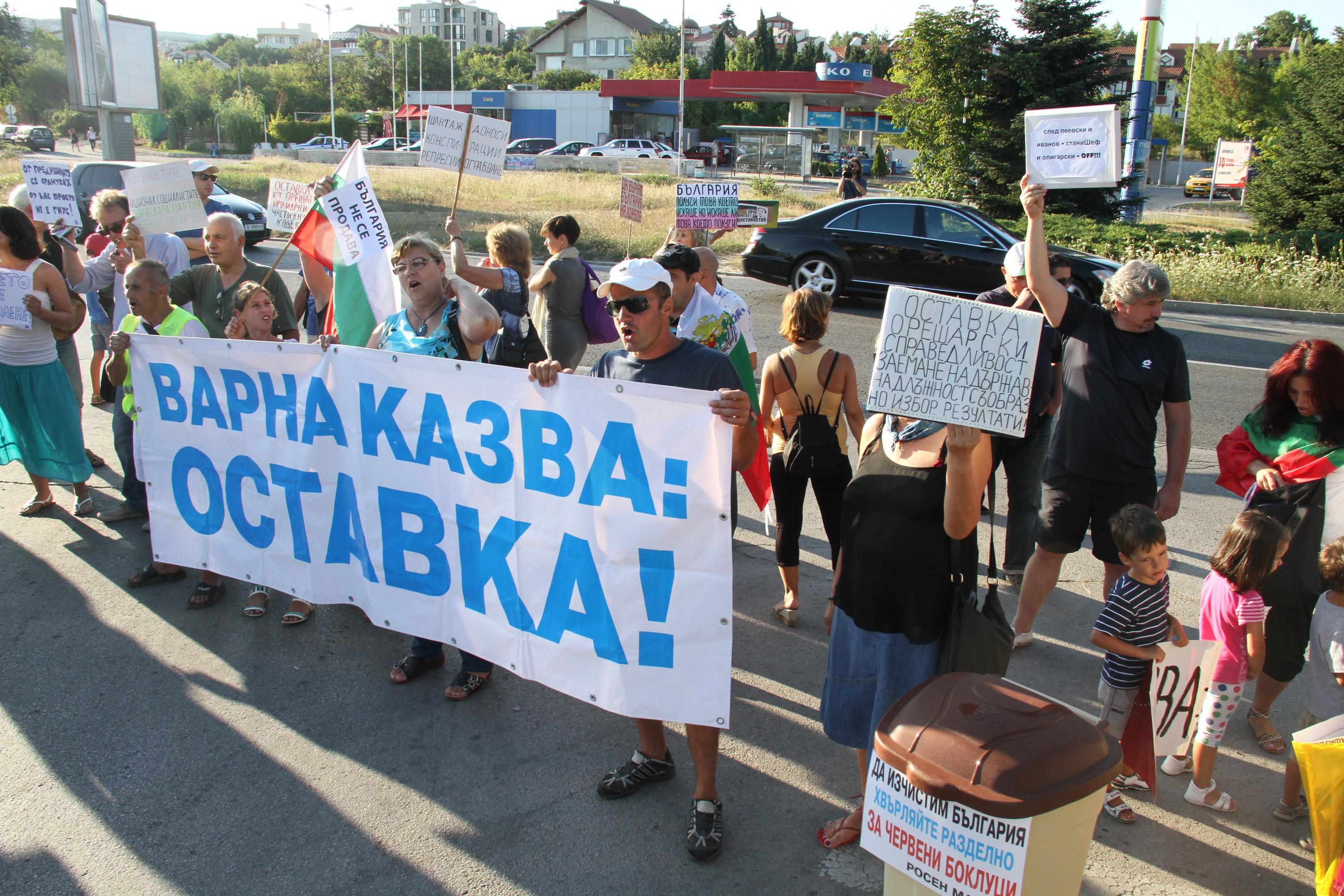 Протестиращи окупираха резиденция Евксиноград край Варна, където почиват депутати