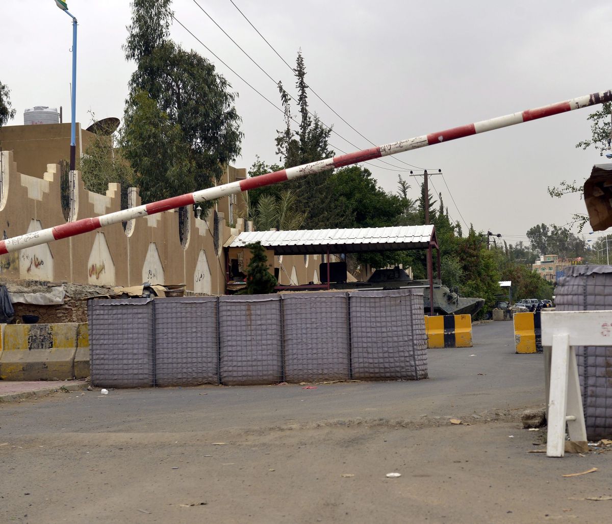 Бариера пред посолството на САЩ в столицата на Йемен - Сана
