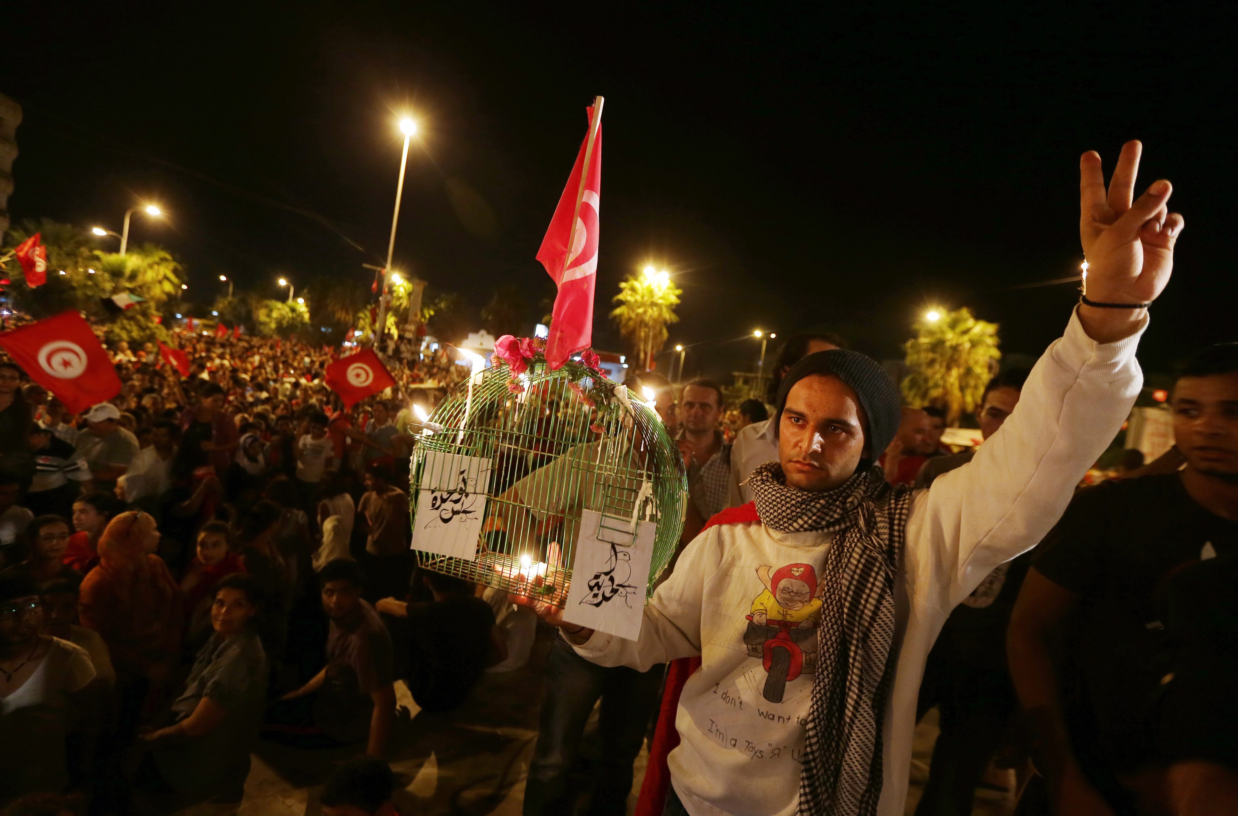 Над 40 000 в Тунис искаха оставка на правителството