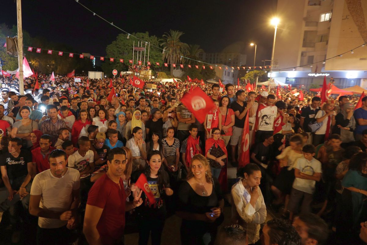 Масовата демонстрация в Тунис е най-голямата от началото на политическата криза