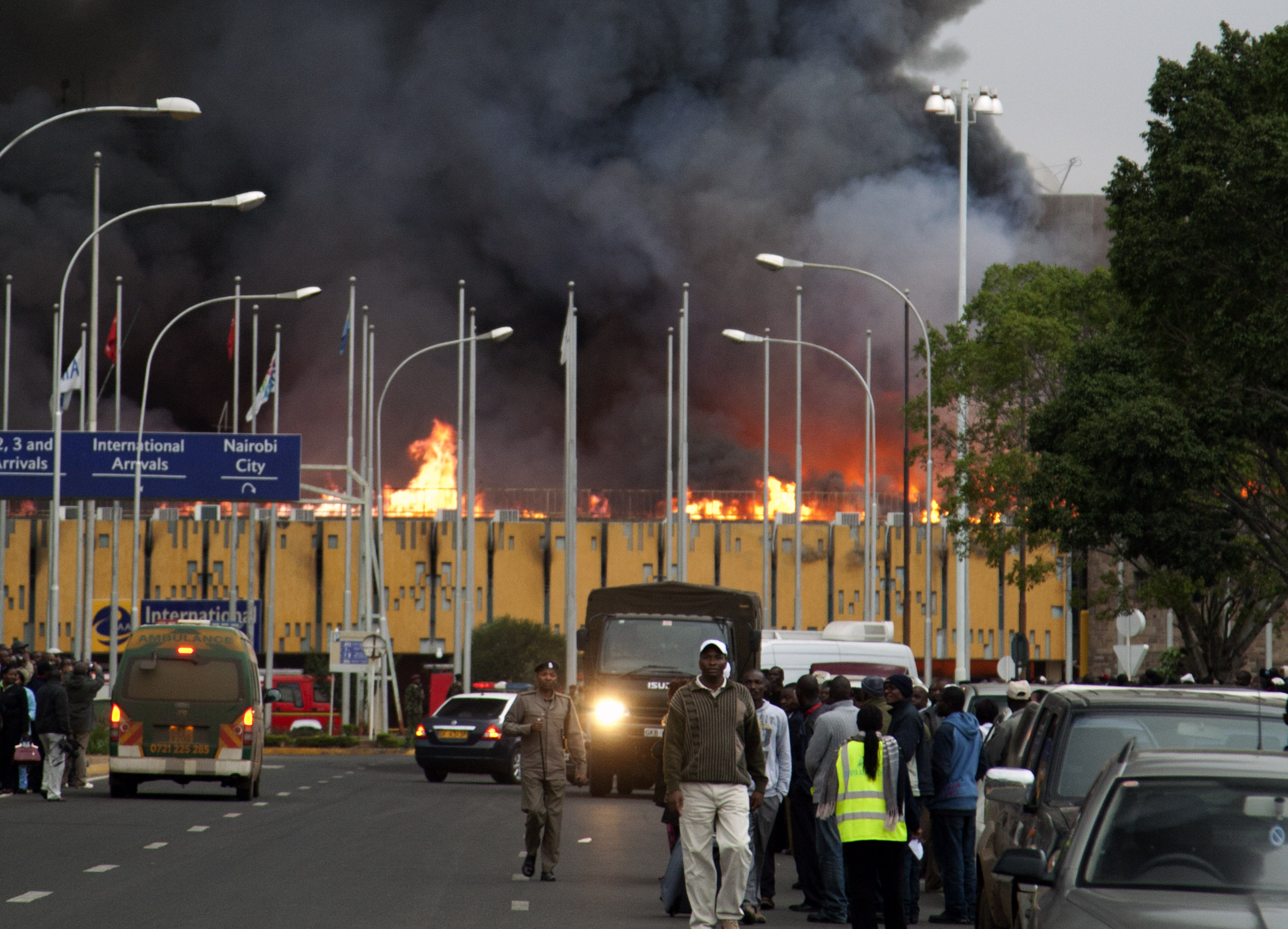 Огромен пожар блокира за часове летището в Найроби (видео)