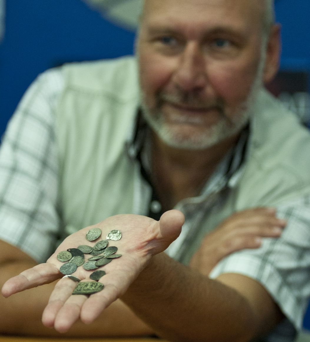 Проф. Николай Овчаров показа съкровище от сребърни монети на султан Орхан I Гази