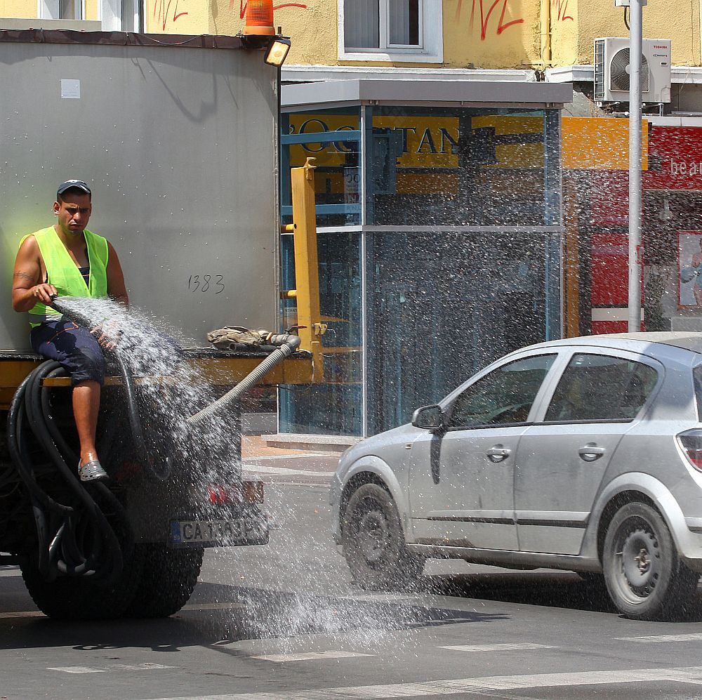 През лятото понякога мият столичните улици заради горещините