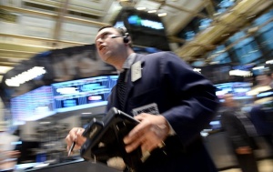 Инвеститорите бягат от риска, доларът пада