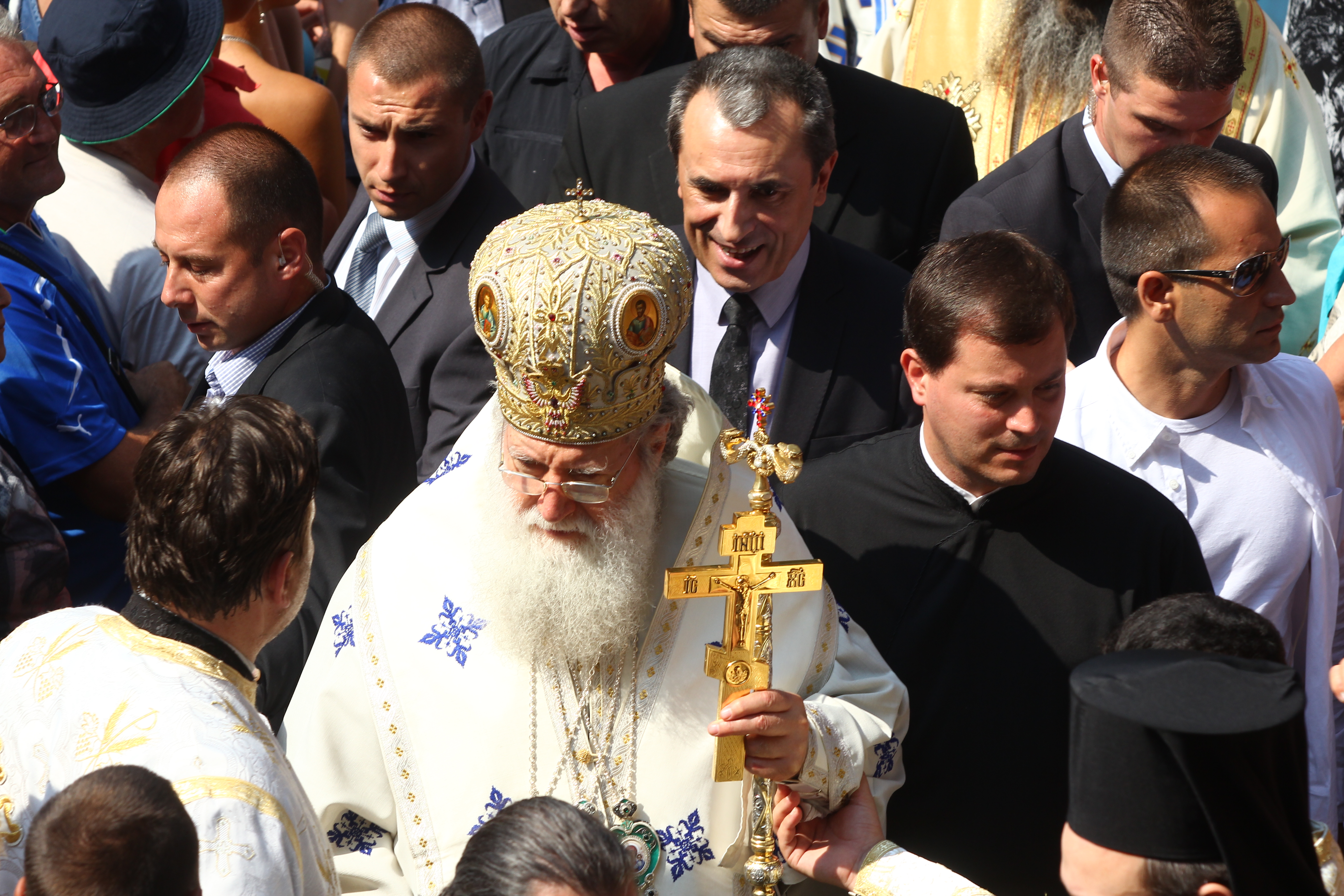 Патриарх Неофит и премиерът Пламен Орешарски в Троянския манастир на Голяма Борогодица