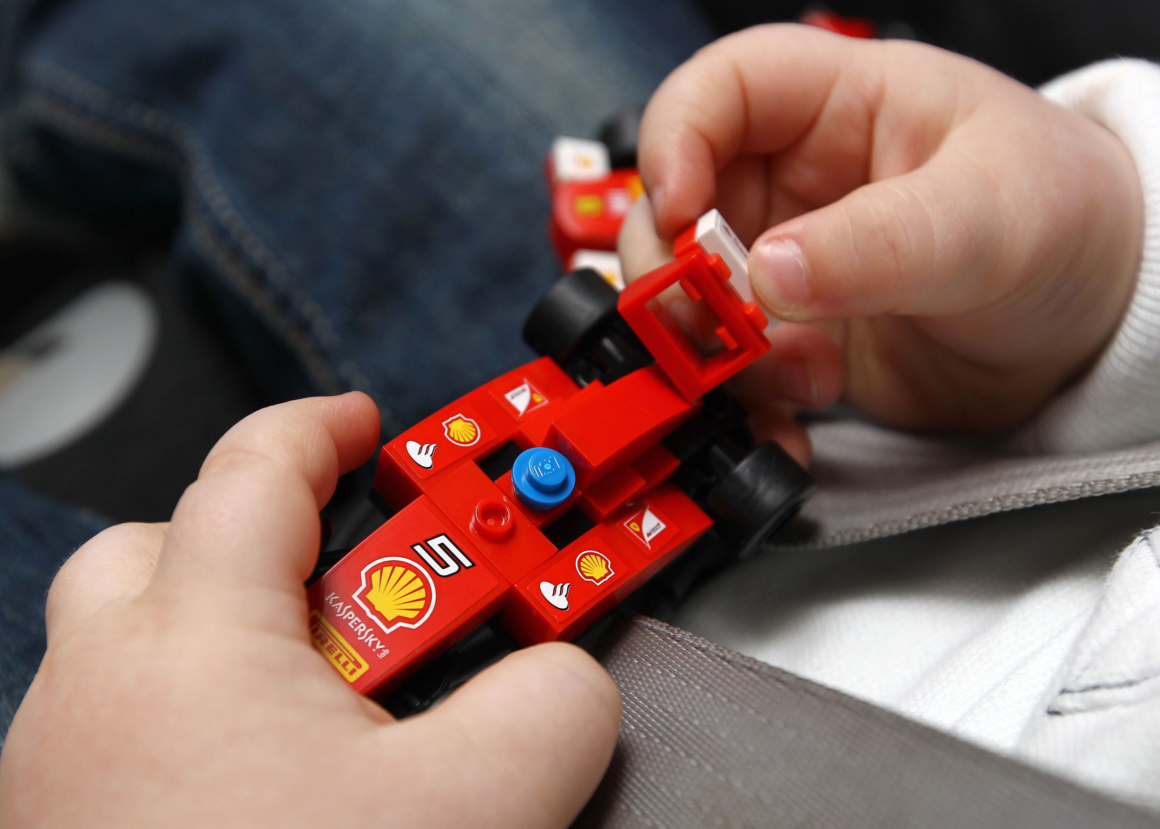 Shell стимулира въображението на децата с Lego модели на Ferrari