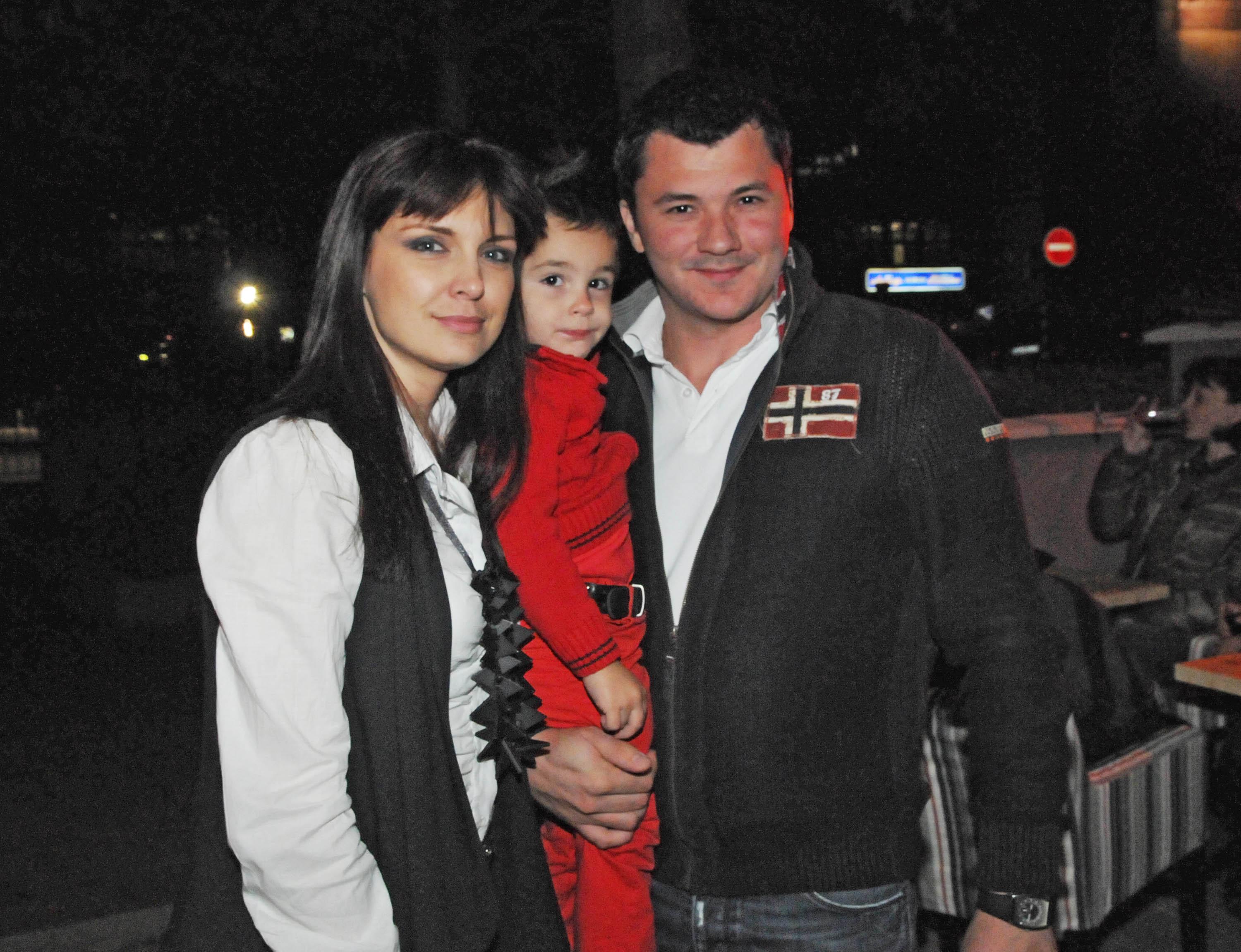 Жени Калканджиева със сина си Жорко и съпруга си Тачо