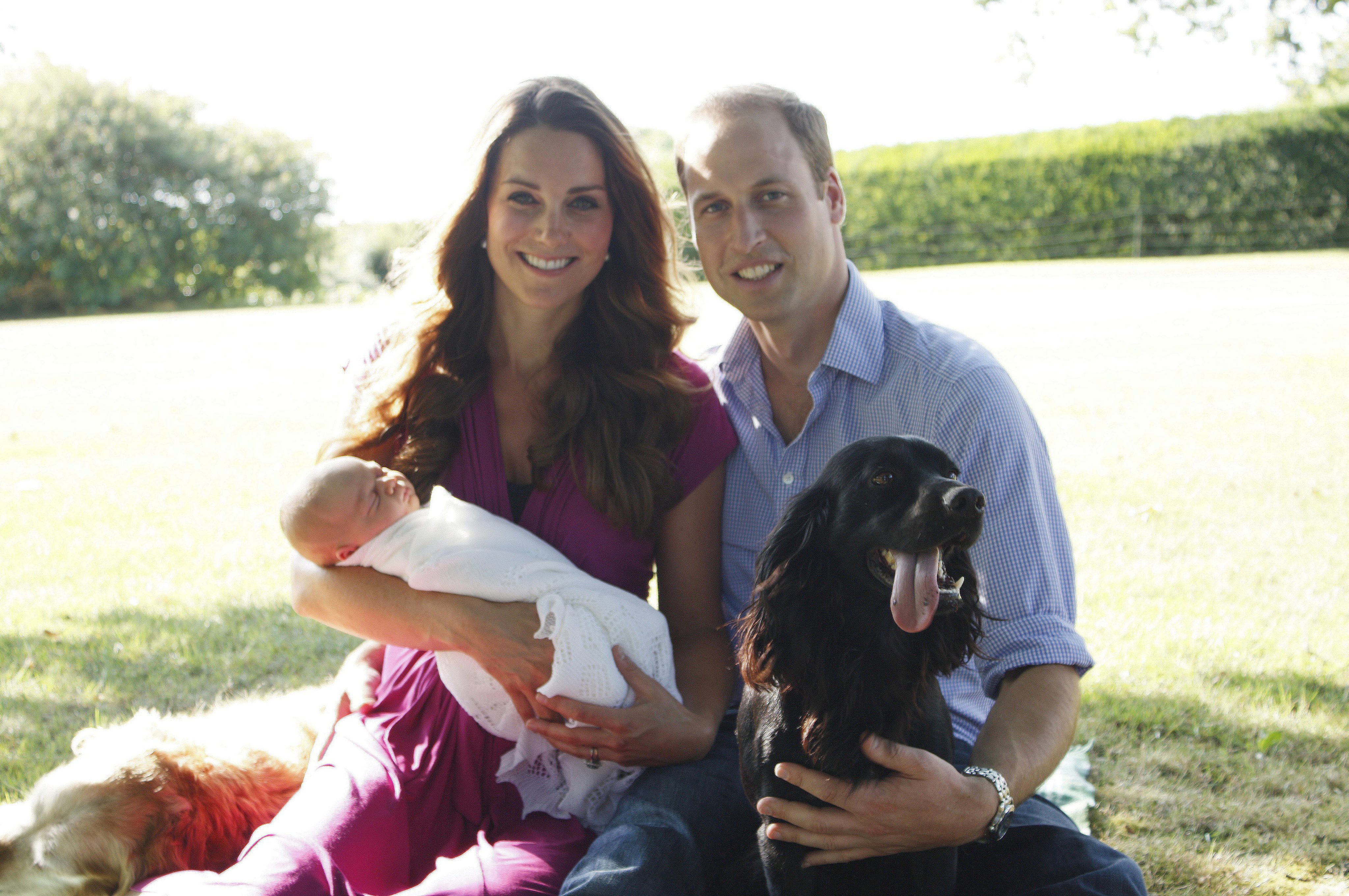 Катрин и Уилям със сина си Джордж, собственото си куче Лупо и това на семейство Мидълтън - Тили