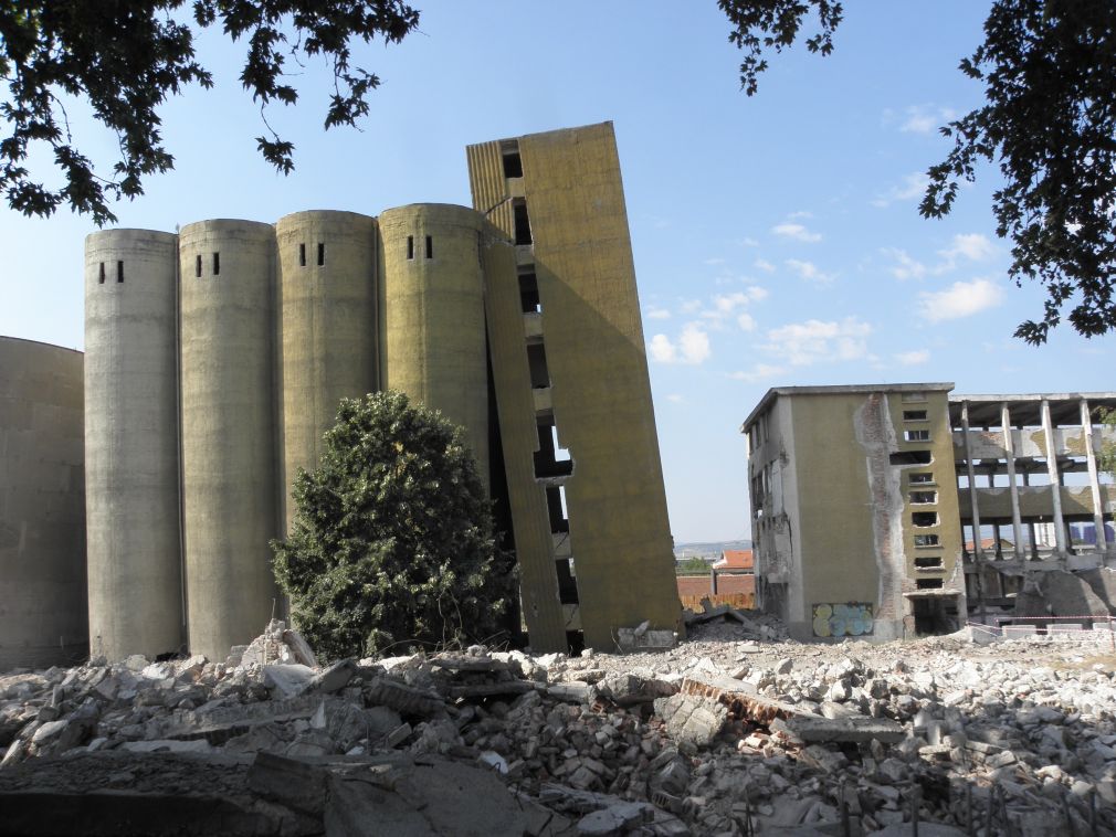 8-етажната асансьорна кула в бившето предприятие ”Зърнени храни” не паднала