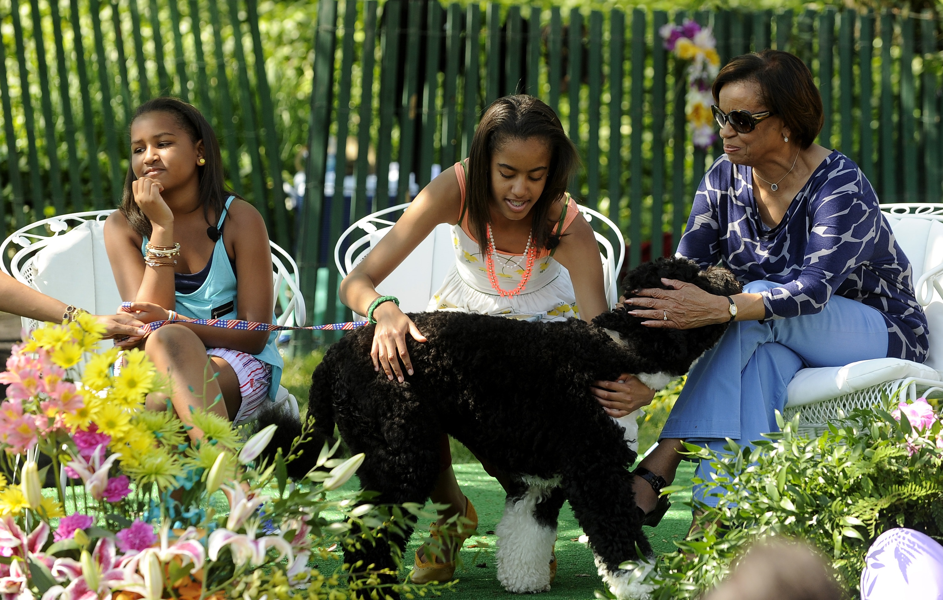 Мишел Обама с дъщерите си Малия и Саша и кучето Бо