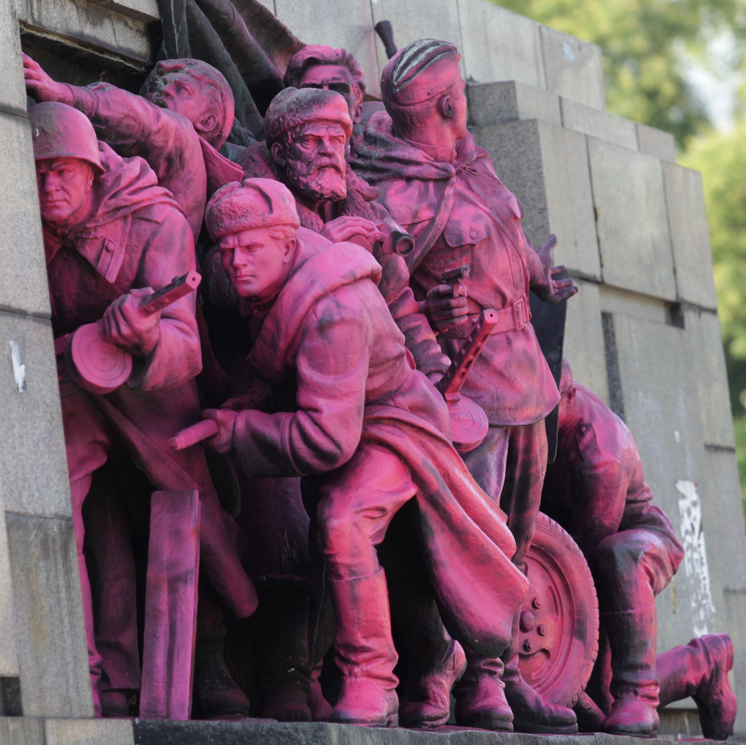Паметникът на Съветската армия в София няколко пъти бе боядисван, което предизвика остра реакция от Русия