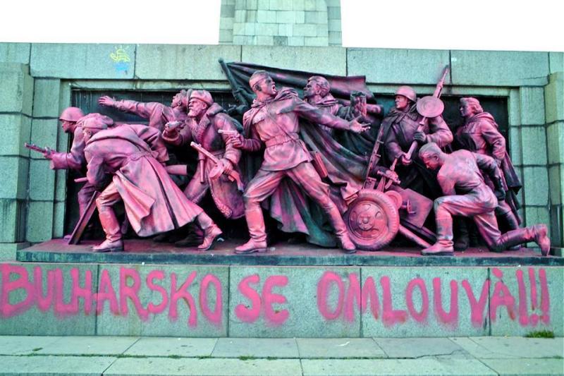 Паметникът на Съветската армия осъмна в розово и с надпис на чешки: ”България се извинява!!!”