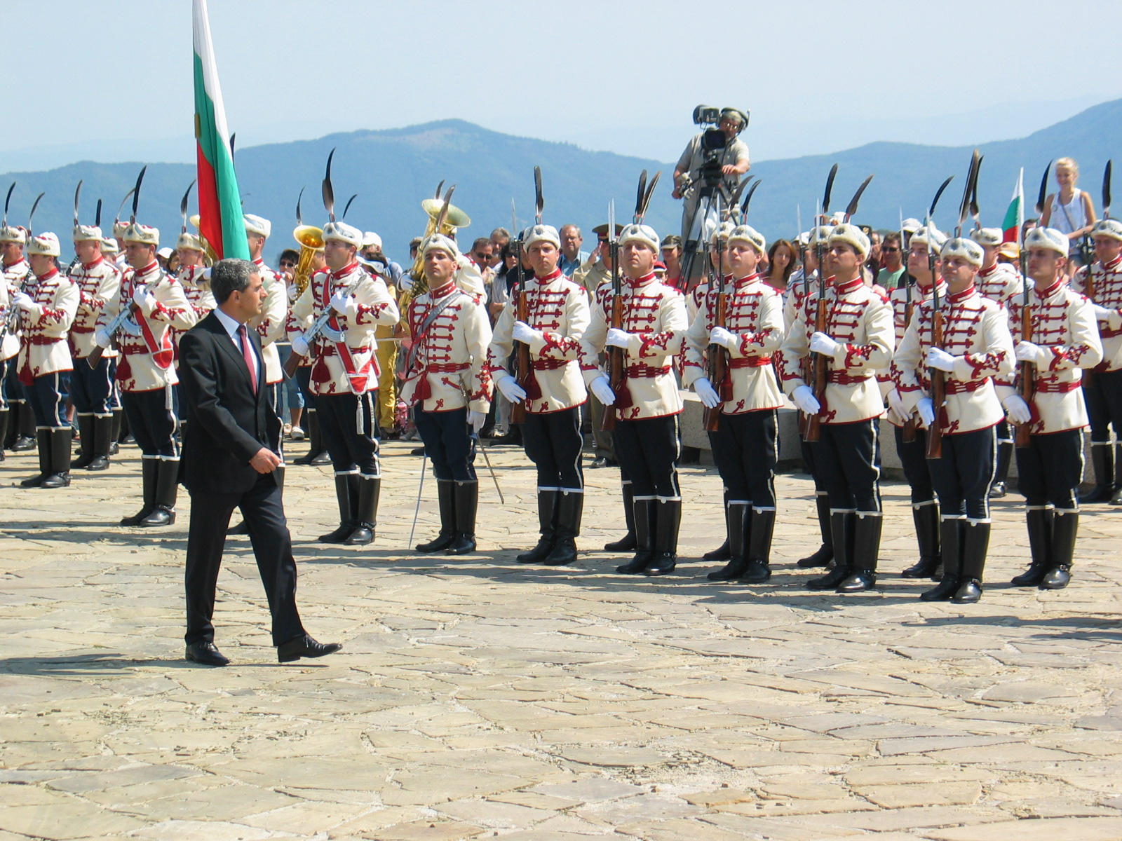 Президентът прие почетния строй на гвардейците на връх Шипка