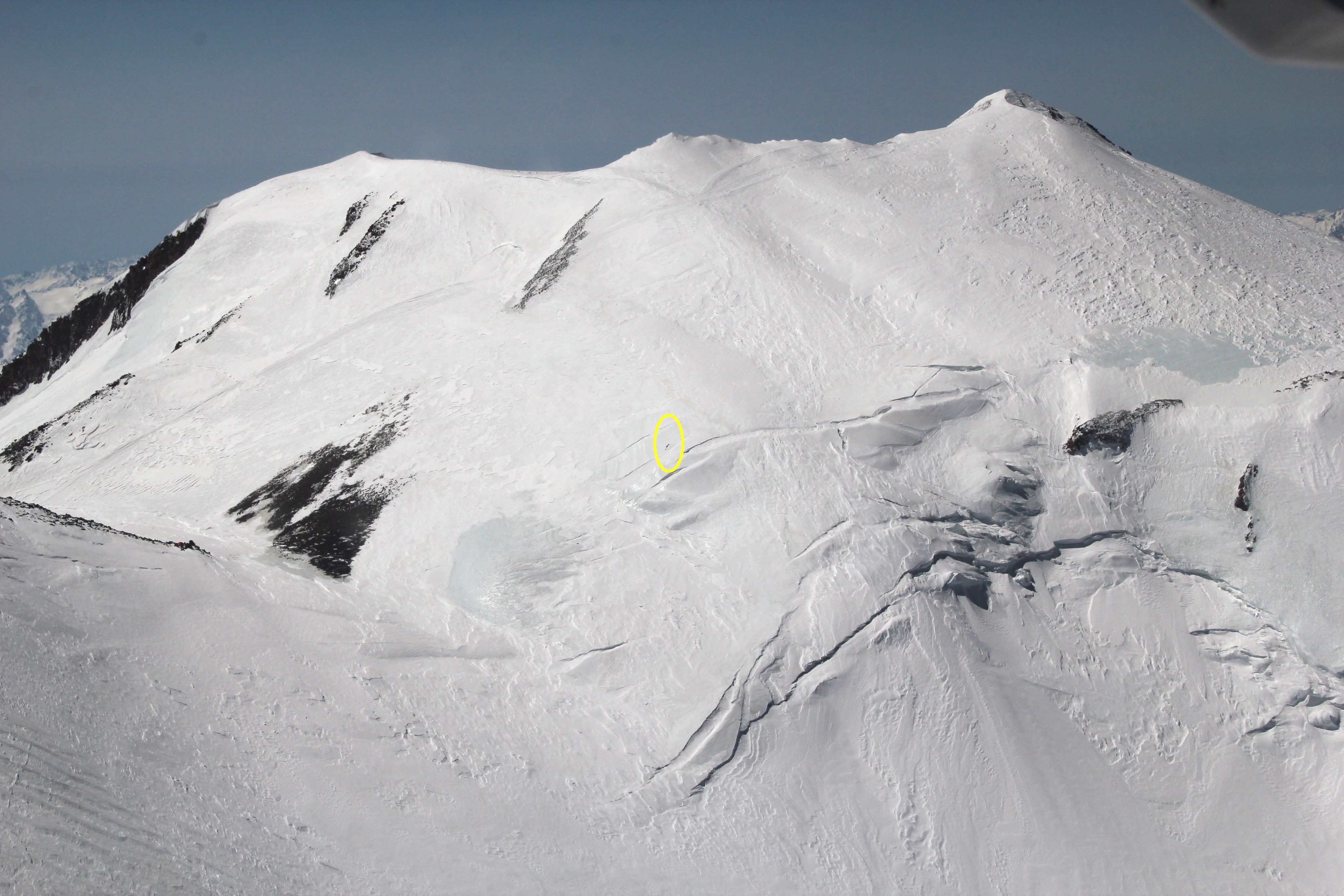 Общ изглед на южния склон на връх Елбрус в Голям Кавказ