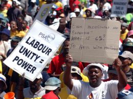 Миньорите в ЮАР пак стачкуват, искат 60% ръст на заплатите