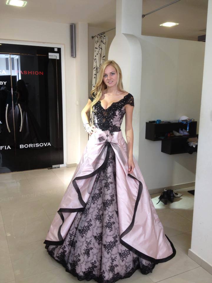 ”Мис България” 2013 Нанси Карабойчева в роклята си за ”Мис Свят”