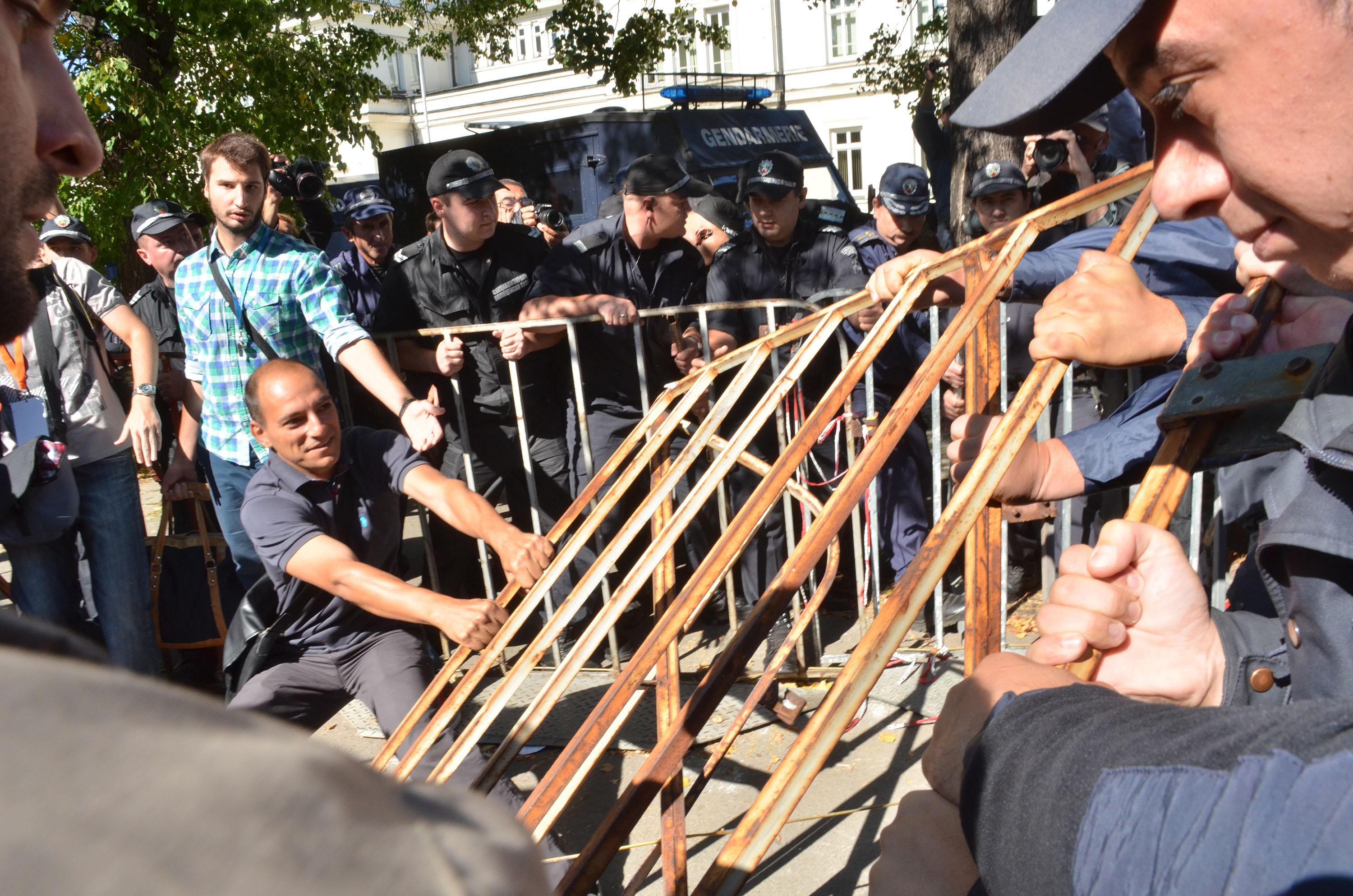 Протестиращи и полиция се сбориха за огражденията пред НС