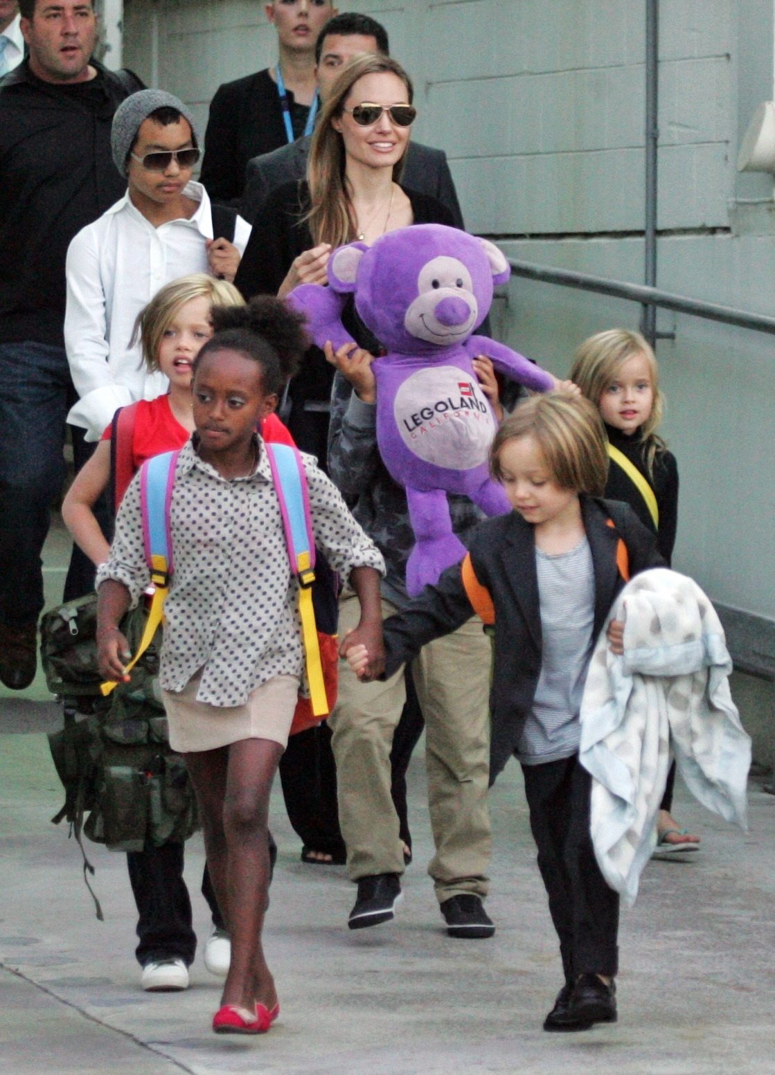 Анджелина Джоли с децата си Мадокс, Шайло, Пакс (зад мечето), Вивиън, Захара и Нокс
