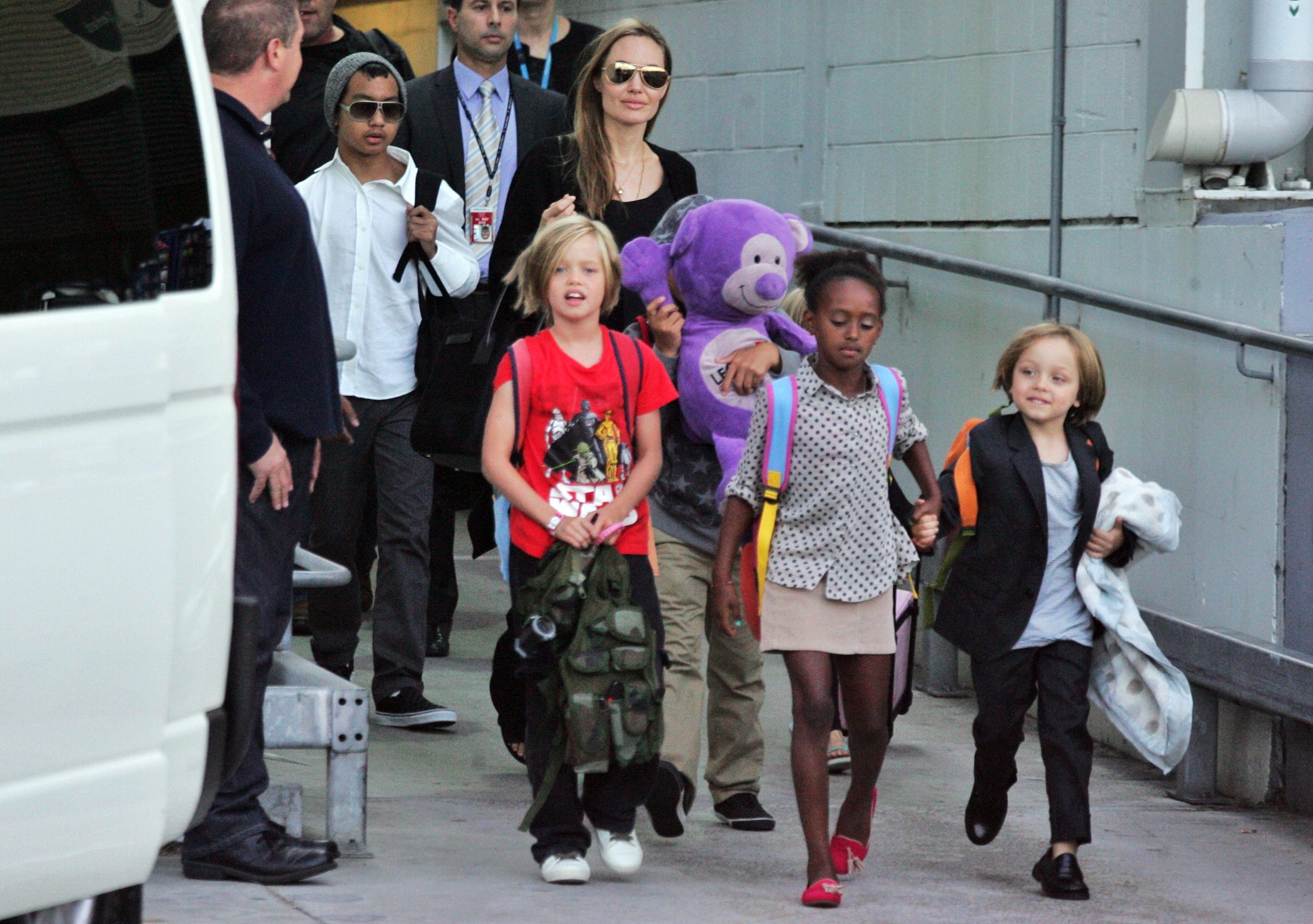 Анджелина Джоли с децата си Мадокс, Шайло, Пакс, Захара и Нокс