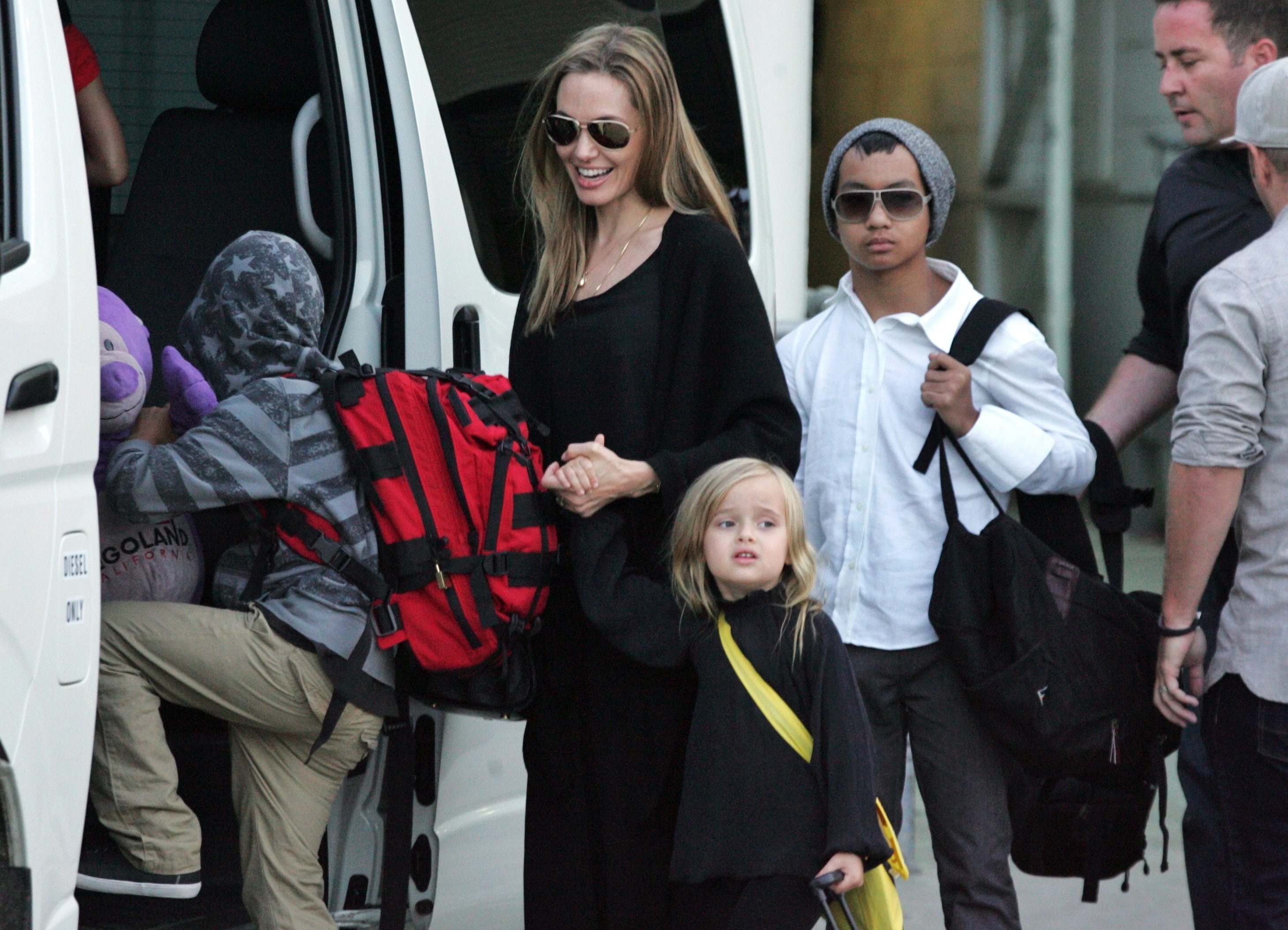Анджелина Джоли с децата си Пакс, Вивиън и Мадокс