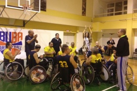Баскетболът обедини хората в инвалидни колички