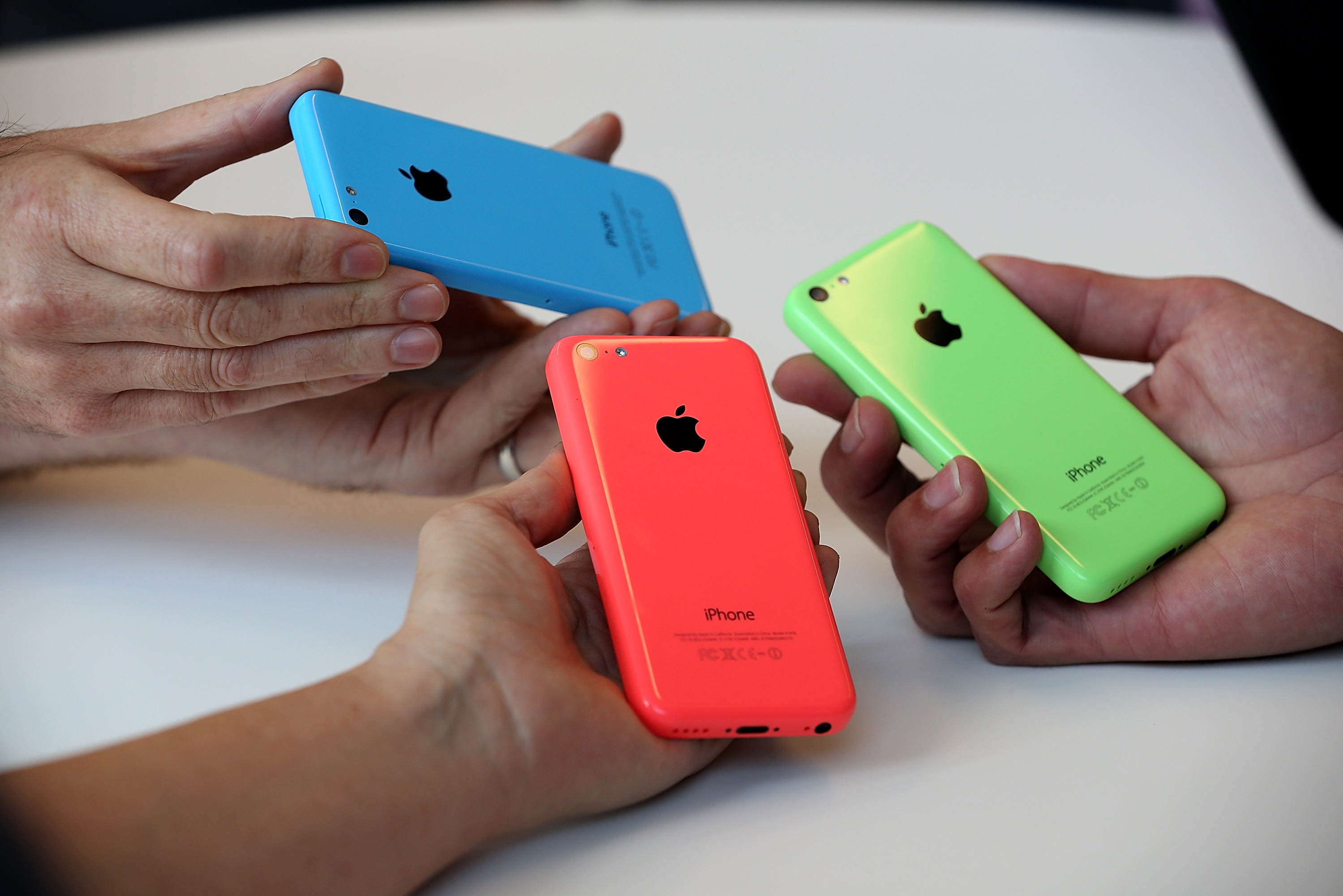 Обикновените потребители са привлечени от ярките цветове на iPhone 5C