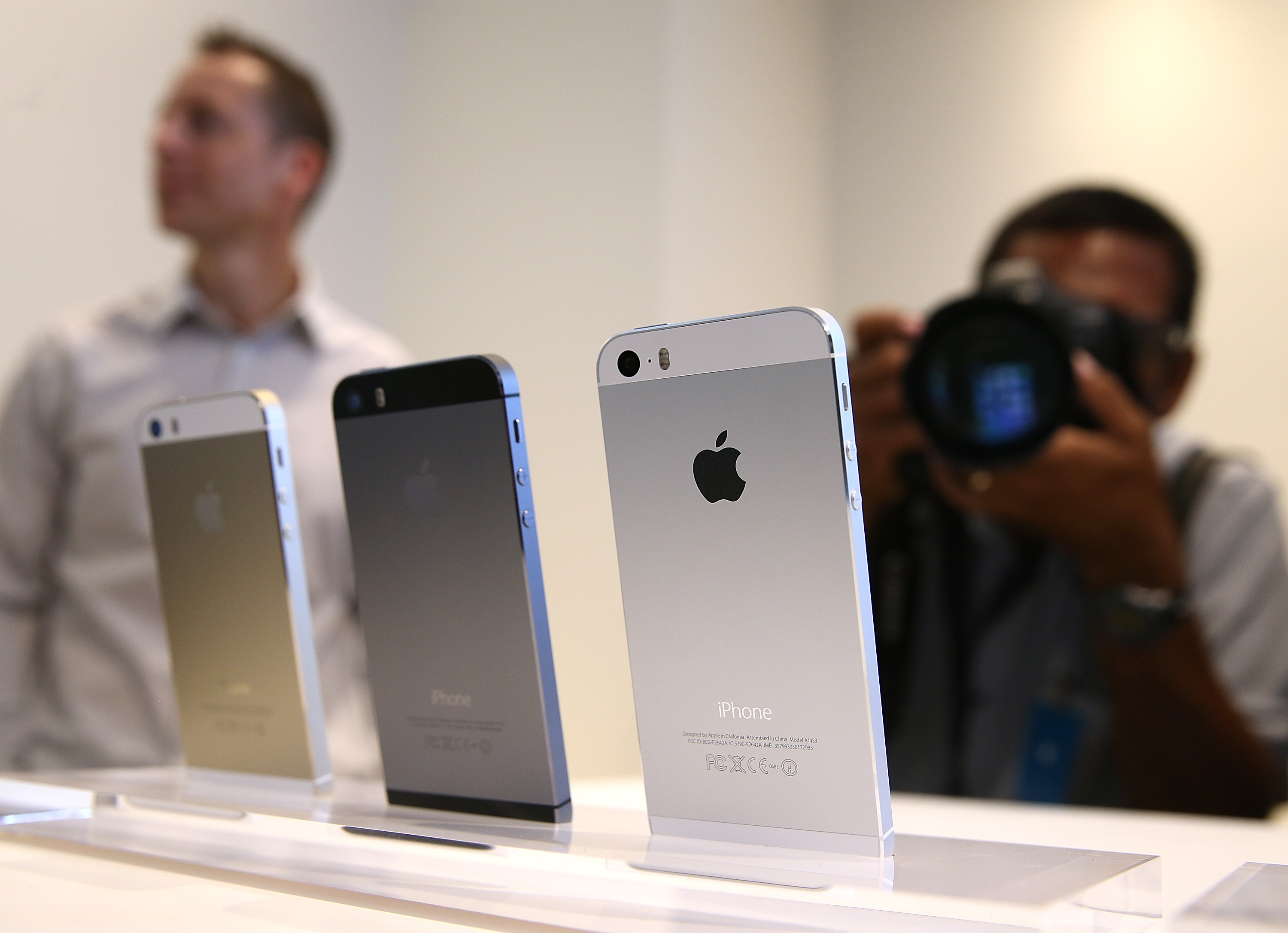 Новите iPhone-и сринаха акциите на Apple