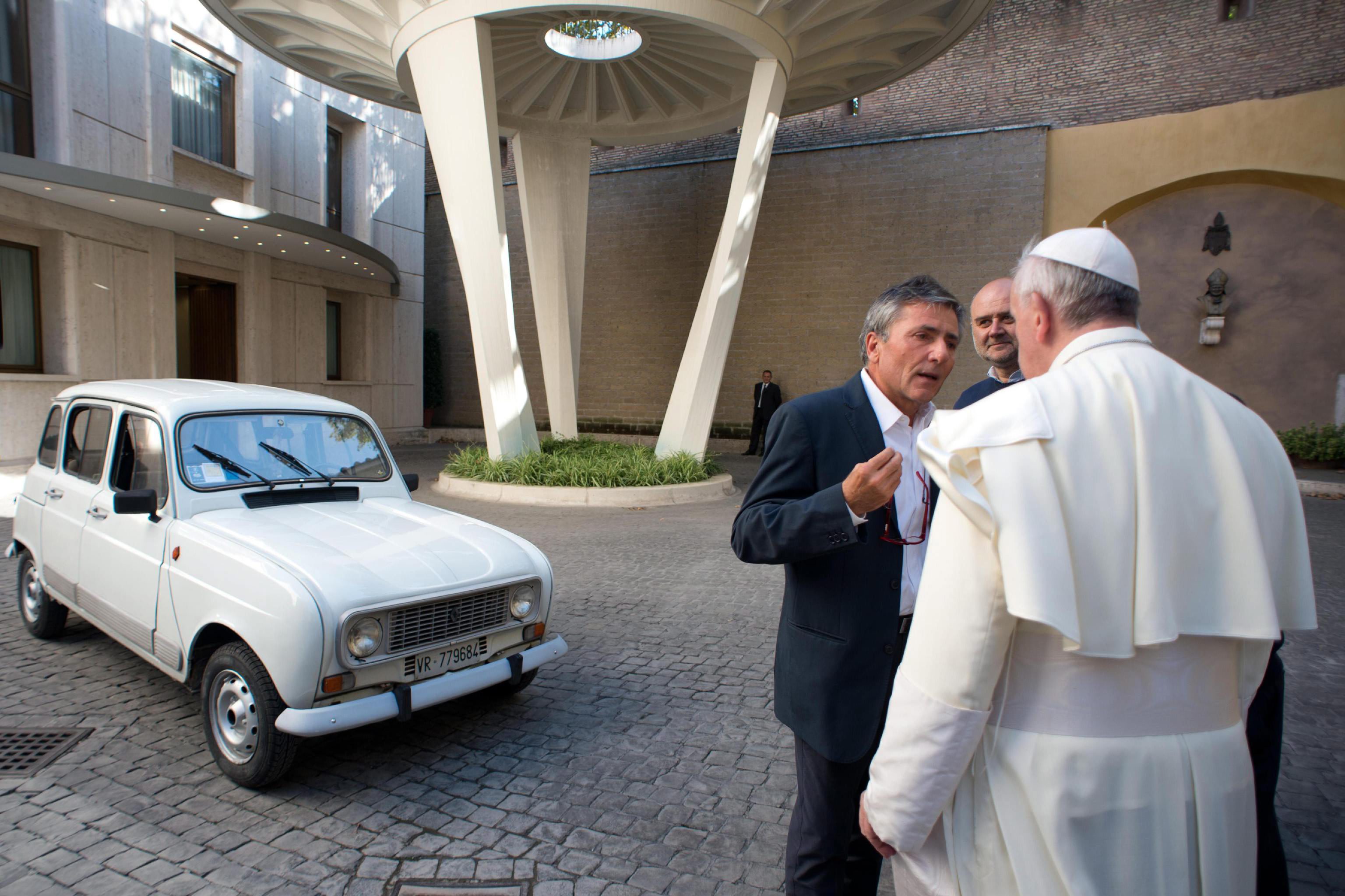 Папата подкара 20-годишно ”Рено”