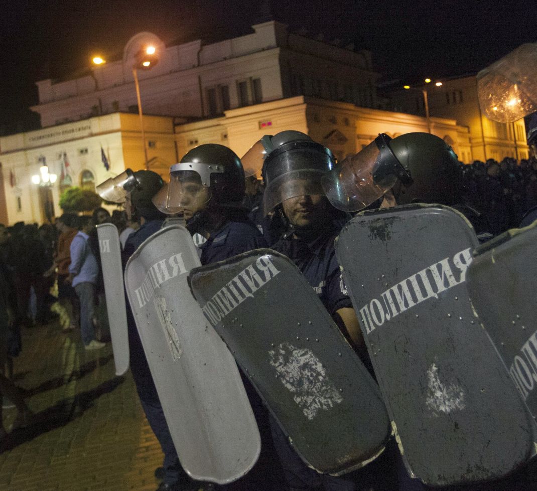 Полицай се криел с маска под шлема и удрял демонстранти