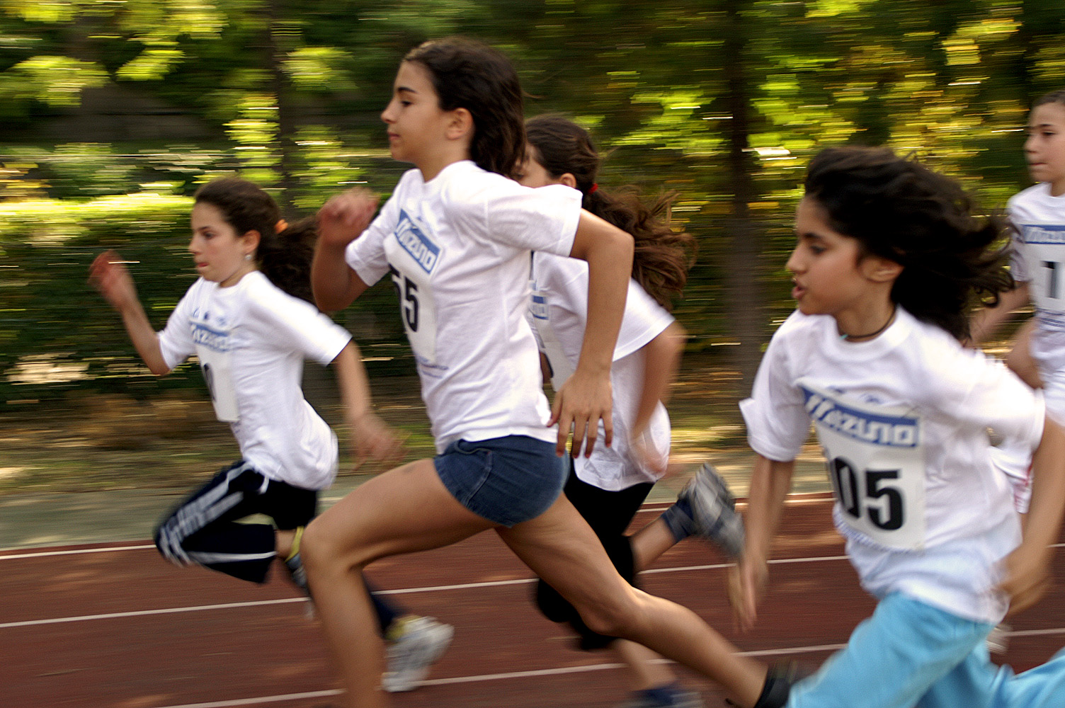 Бежит скорее в школу. Бег школьники. Бег подростки. Дети бегают на физкультуре. Физкультура бег.