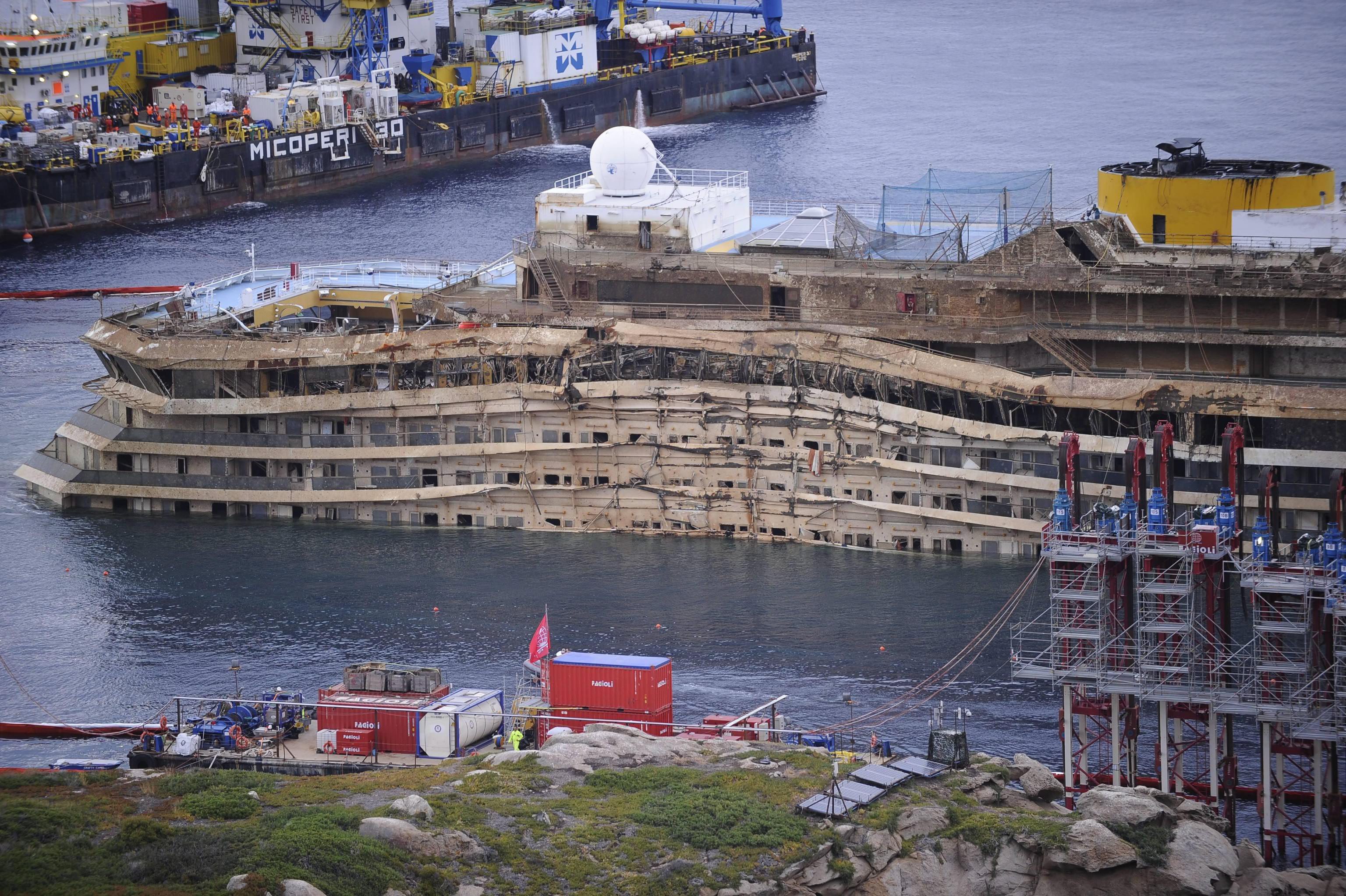 После поднятия. Корабль Коста Конкордия подъем. Costa Concordia подъем. Коста Конкордия сейчас. Коста Конкордия после подъема.