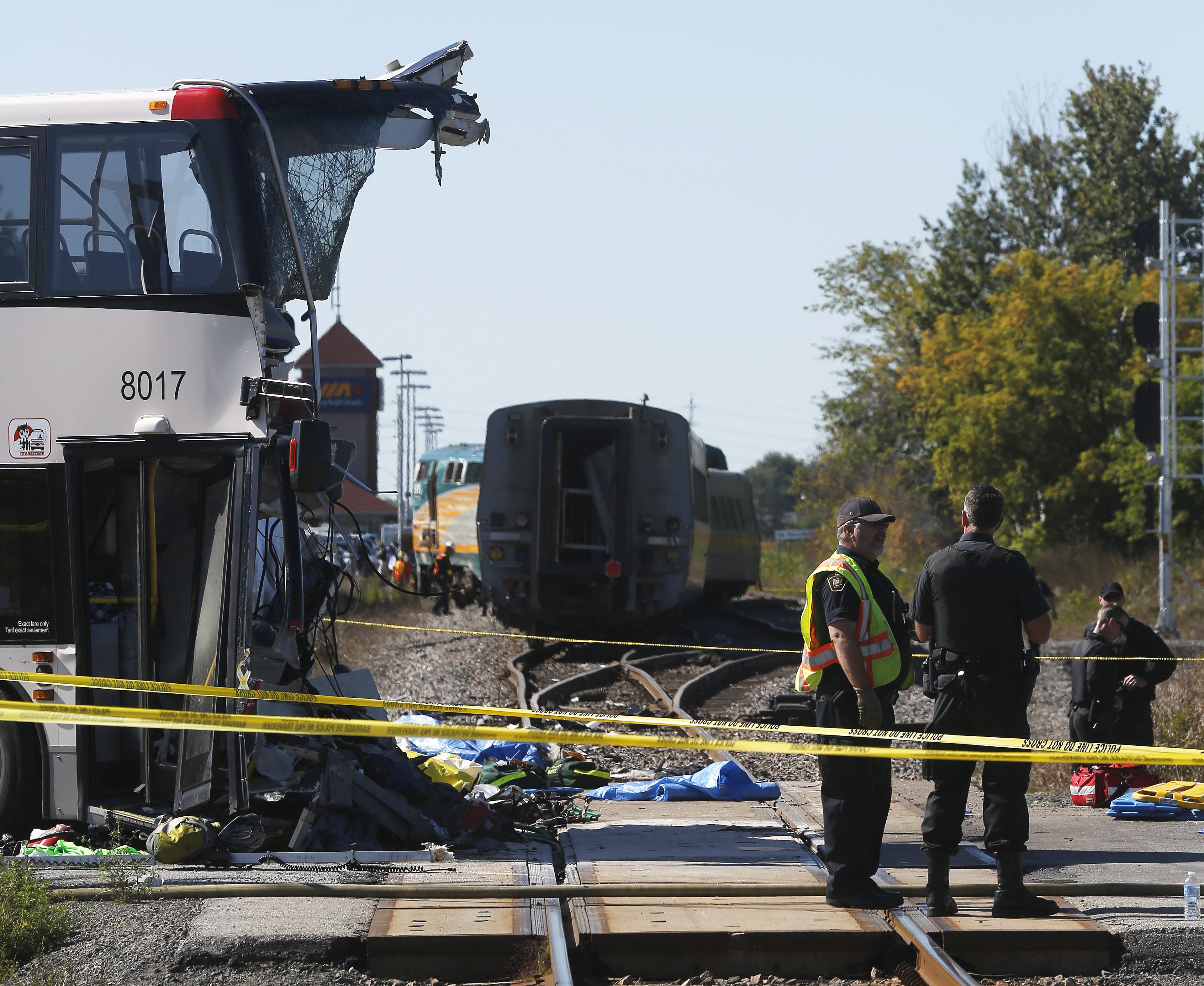 Жертви и ранени в катастрофа между влак и автобус в Канада (снимки)