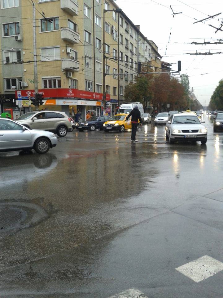 Регулировчик ентусиаст спаси кръстовище в София от задръстване