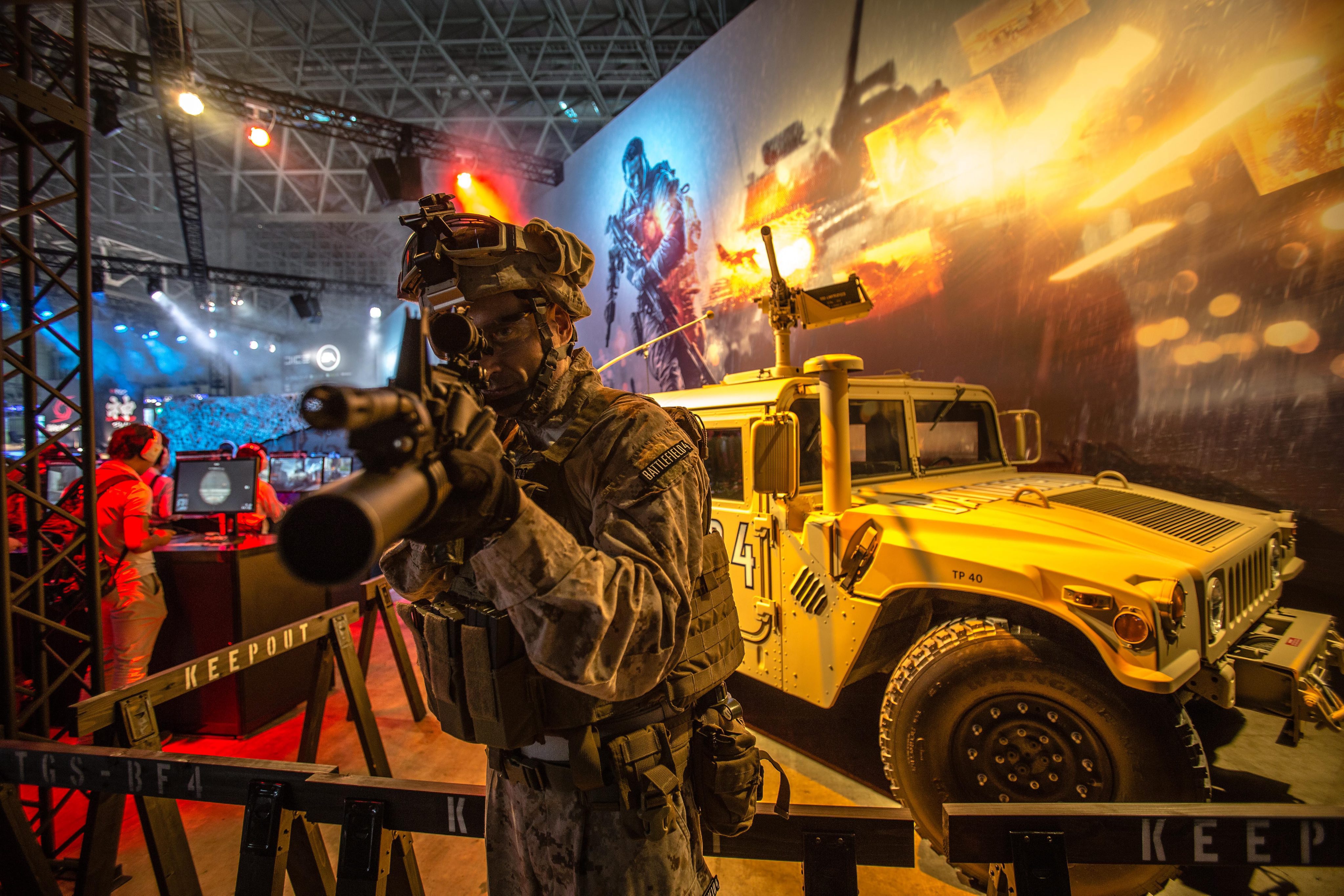 Герой от играта Battlefield 4 позира на изложението Tokyo Game Show