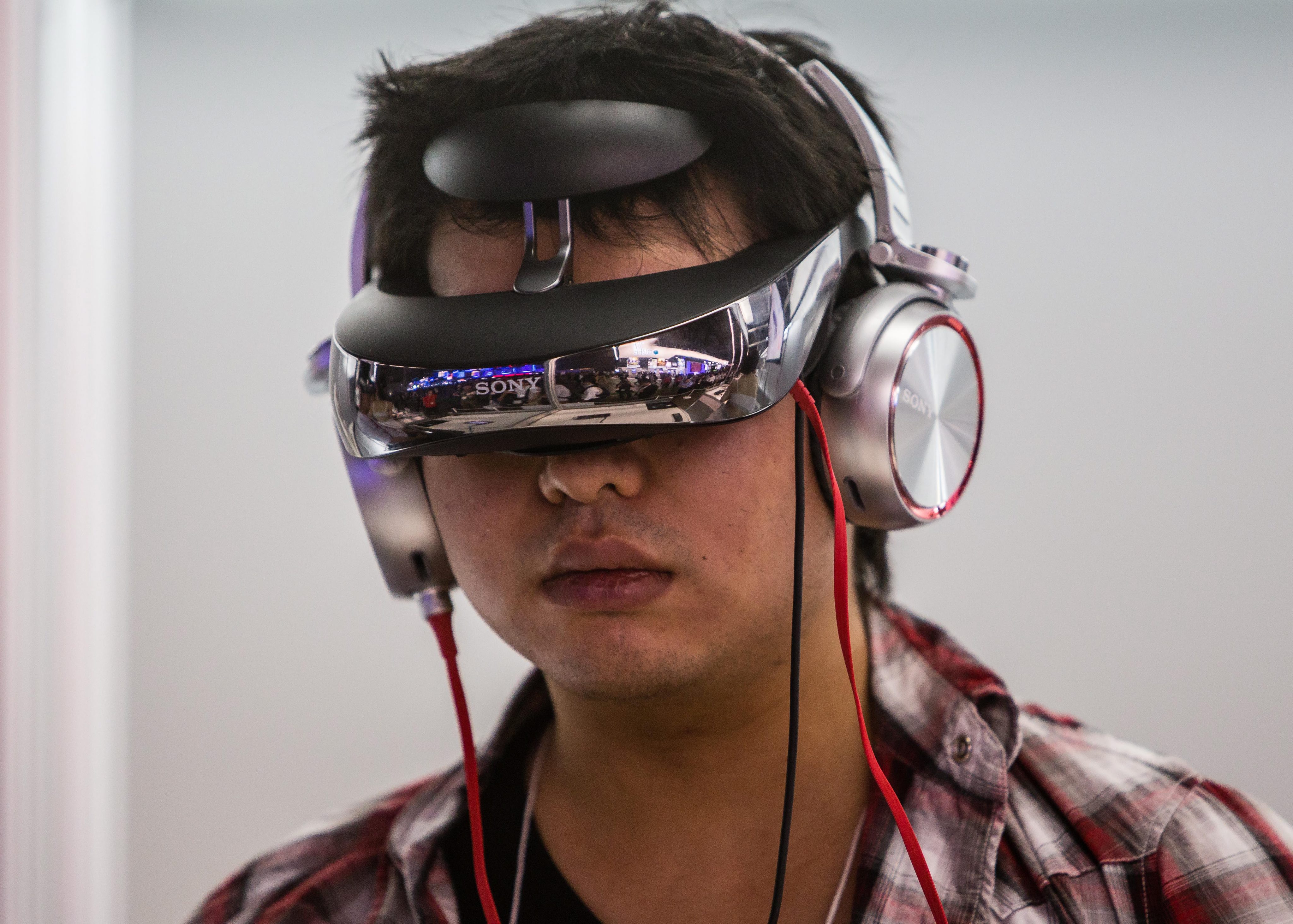 Посетител на Tokyo Game Show тества Sony HMZ-T3