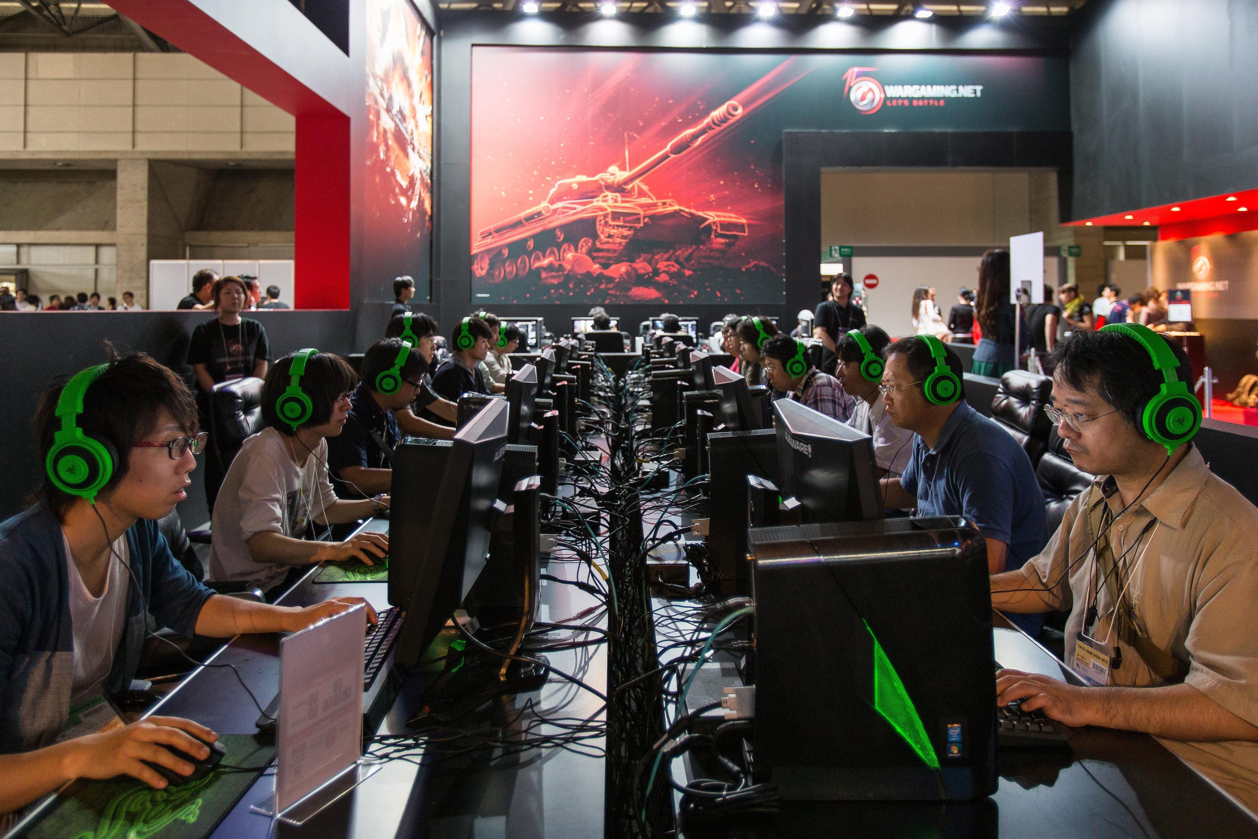 Посетители на Tokyo Game Show играят стратегическа игра Wargaming.net