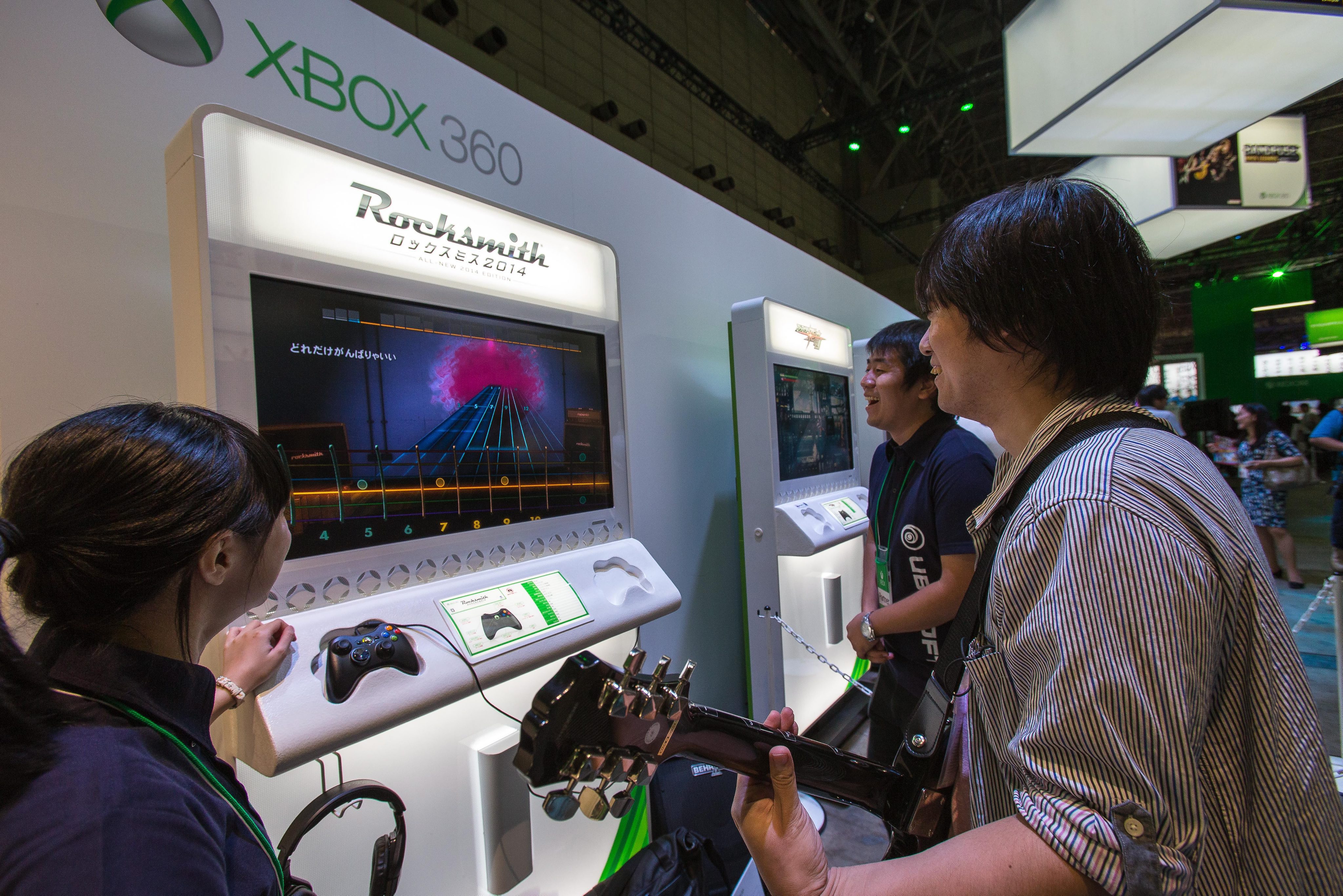 Посетител на Tokyo Game Show играе Rocksmith на Xbox 360