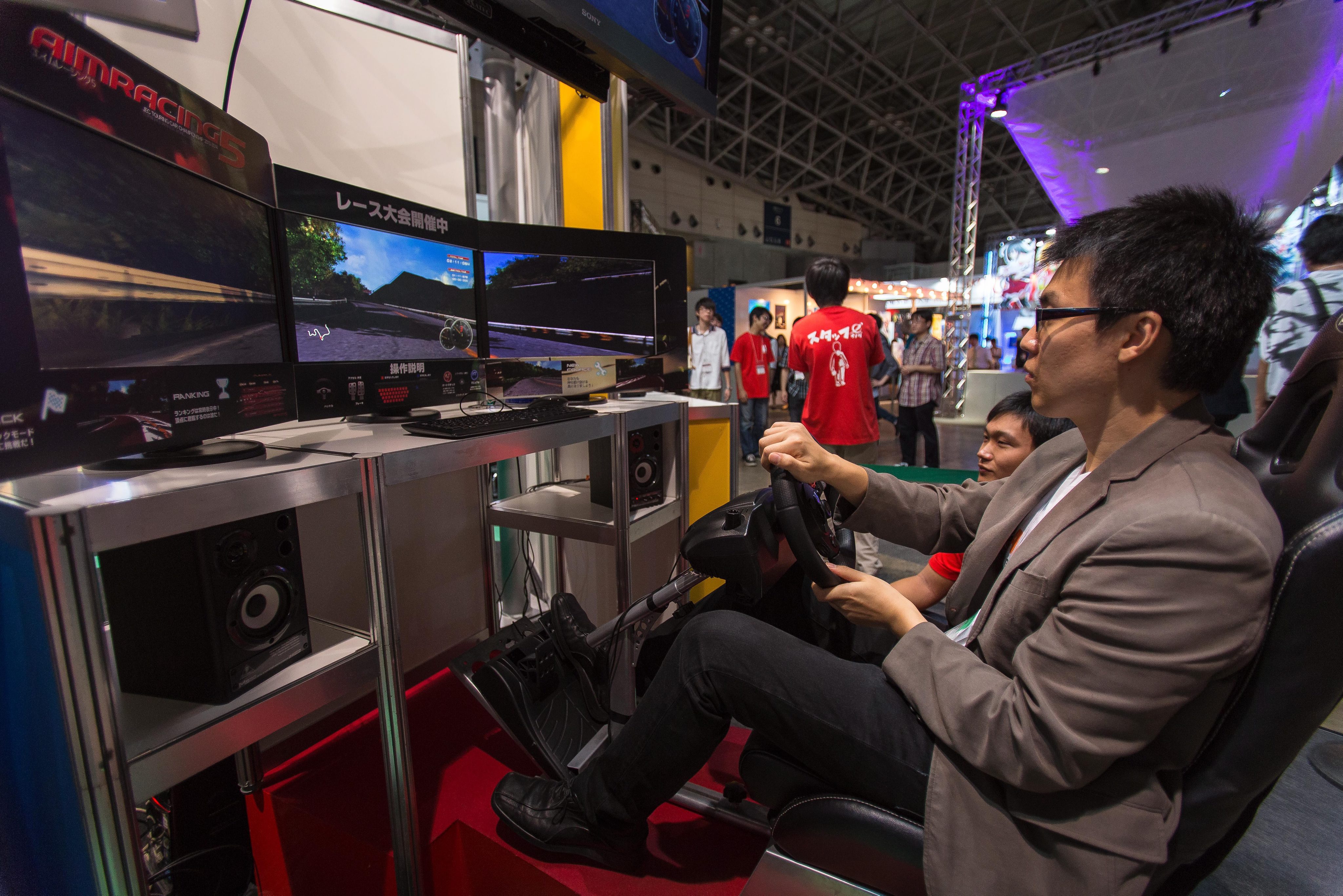 Посетител на Tokyo Game Show играе Aim Racing 5