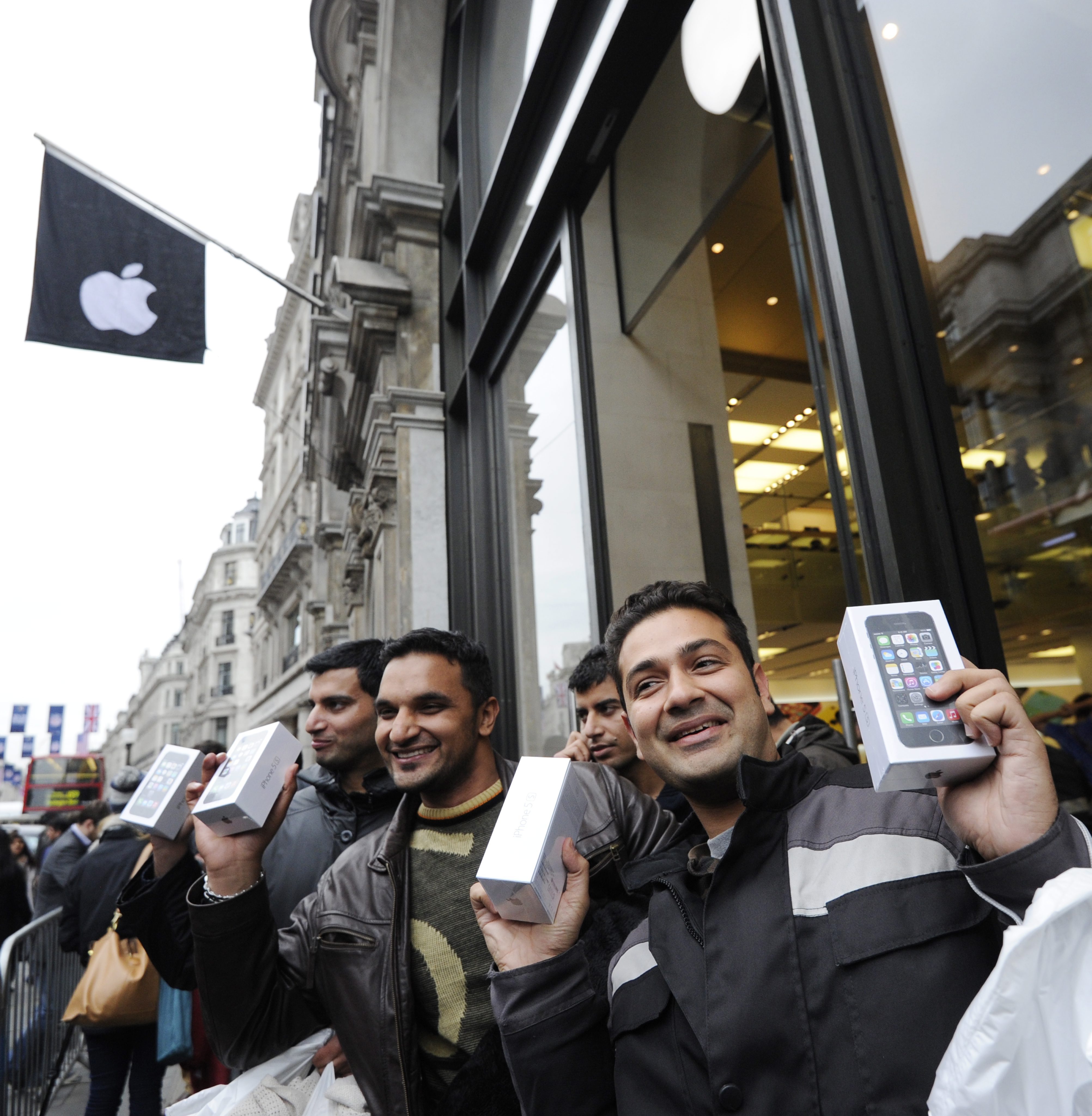 Apple чупи рекорди - 9 млн. iPhone-a за три дни