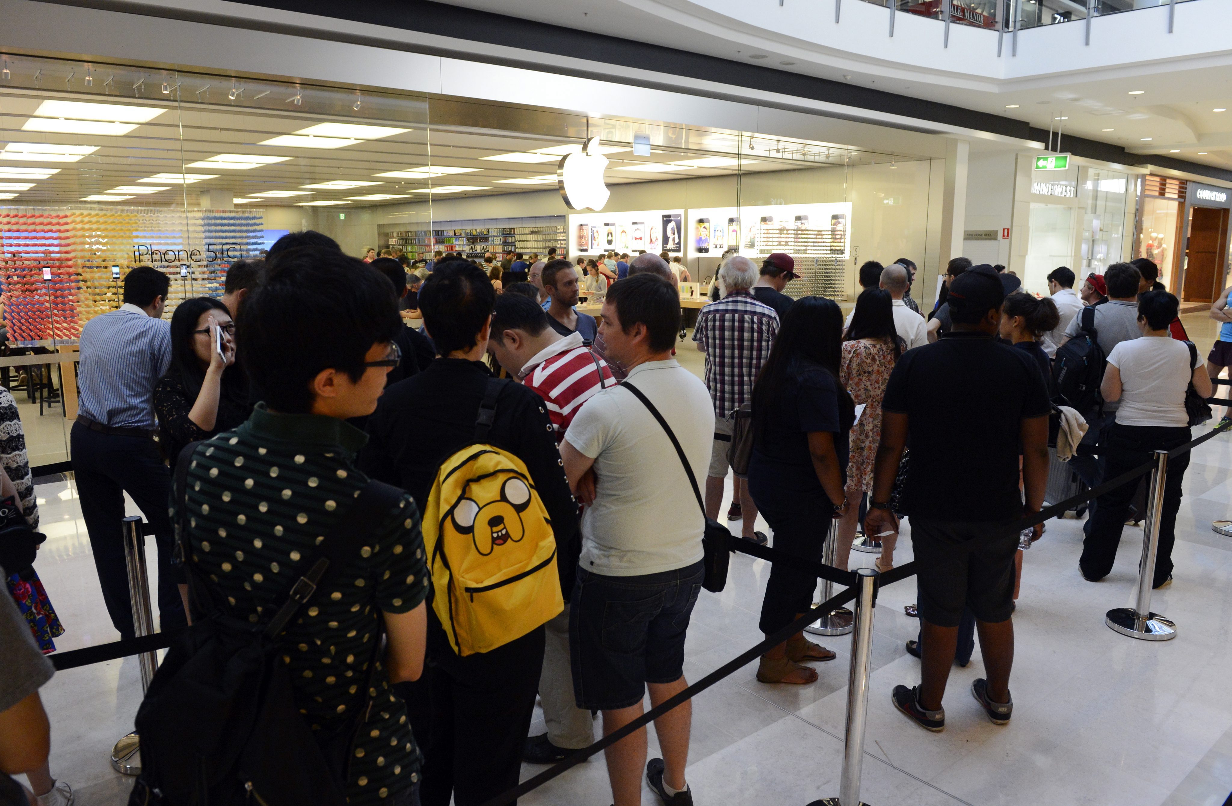 Опашки пред магазините на Apple (снимки)