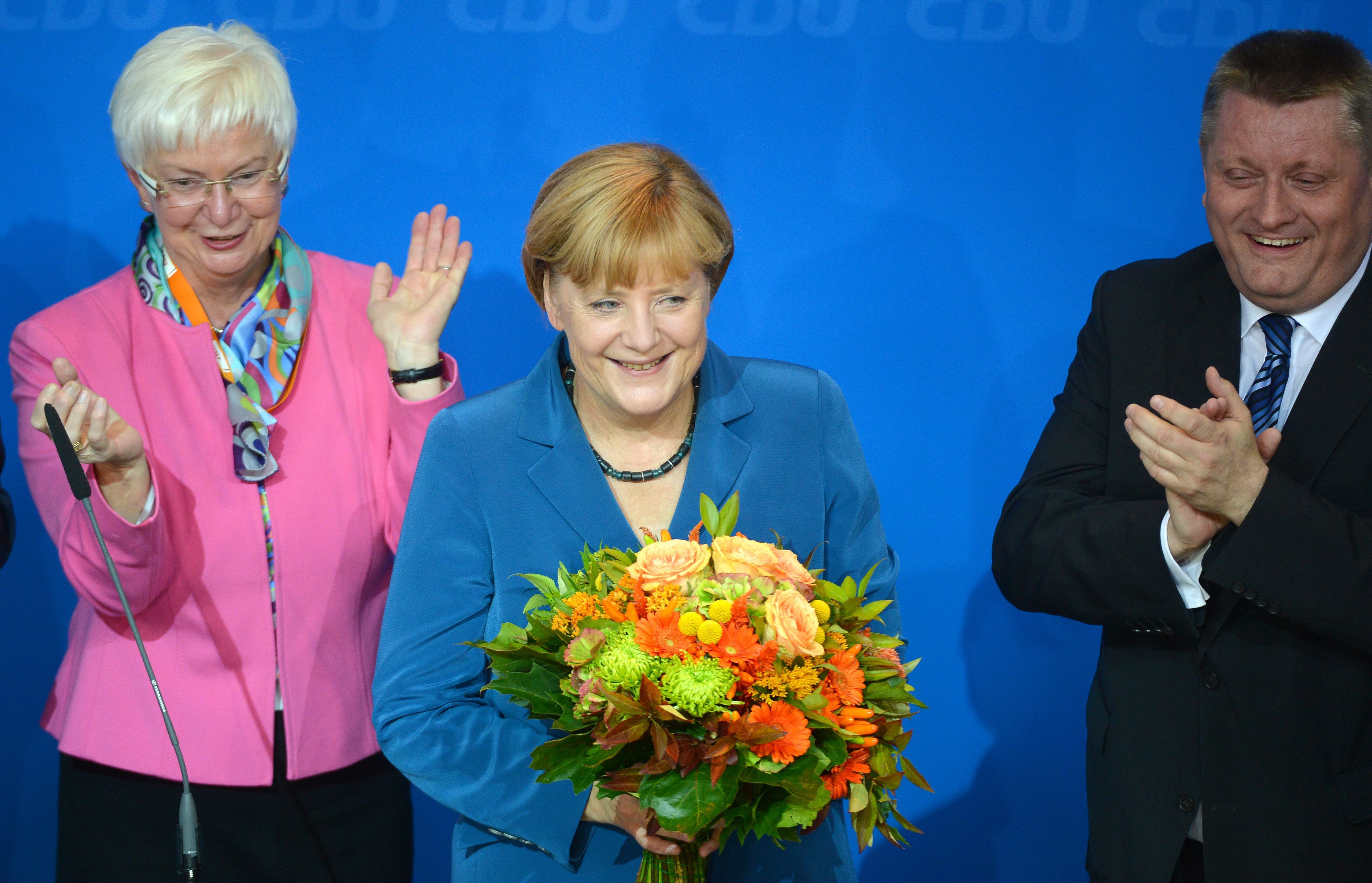 Ангела Меркел и баварският ХСС печелят убедително парламентарния вот в Германия