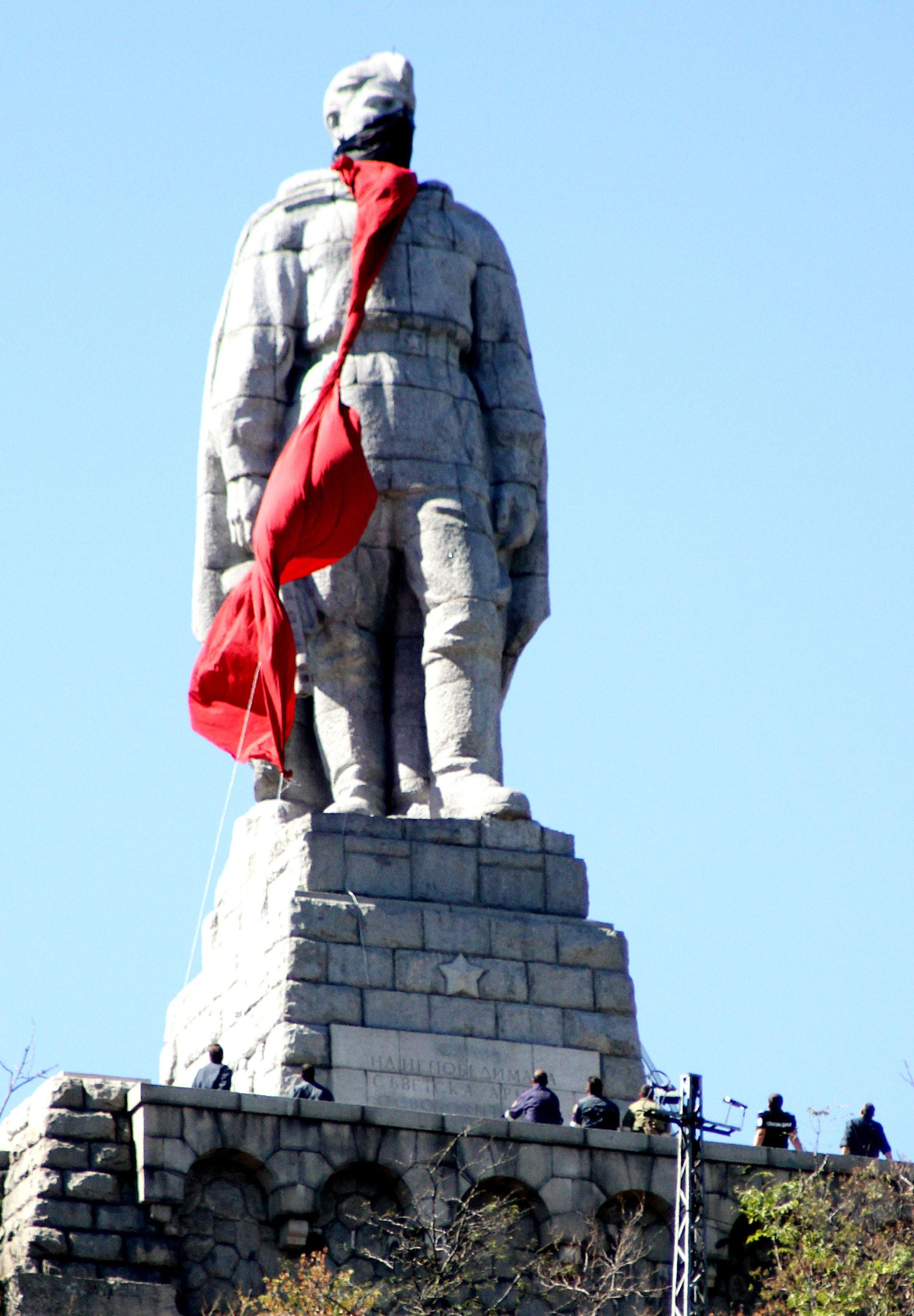 Паметникът е построен на хълма „Бунарджик” в Пловдив през 1954 година