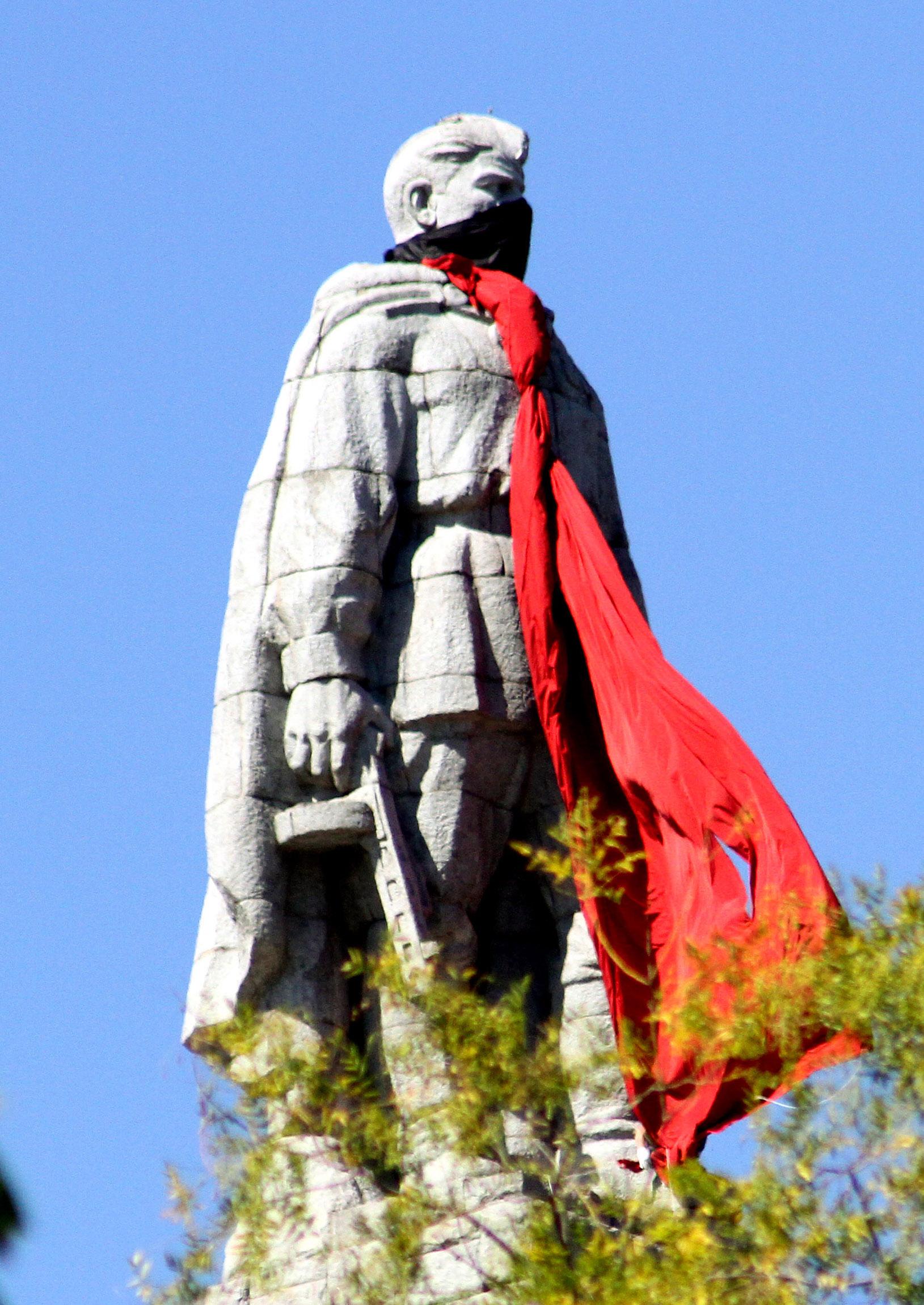 Монументът е прототип на руския войник Алексей Скурлатов