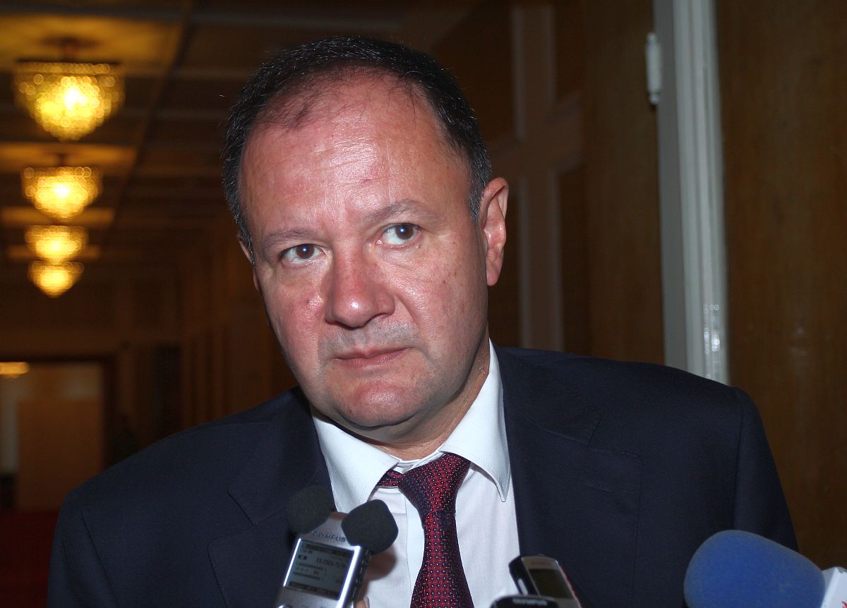 Михаил Миков отрече да има парламентарна криза