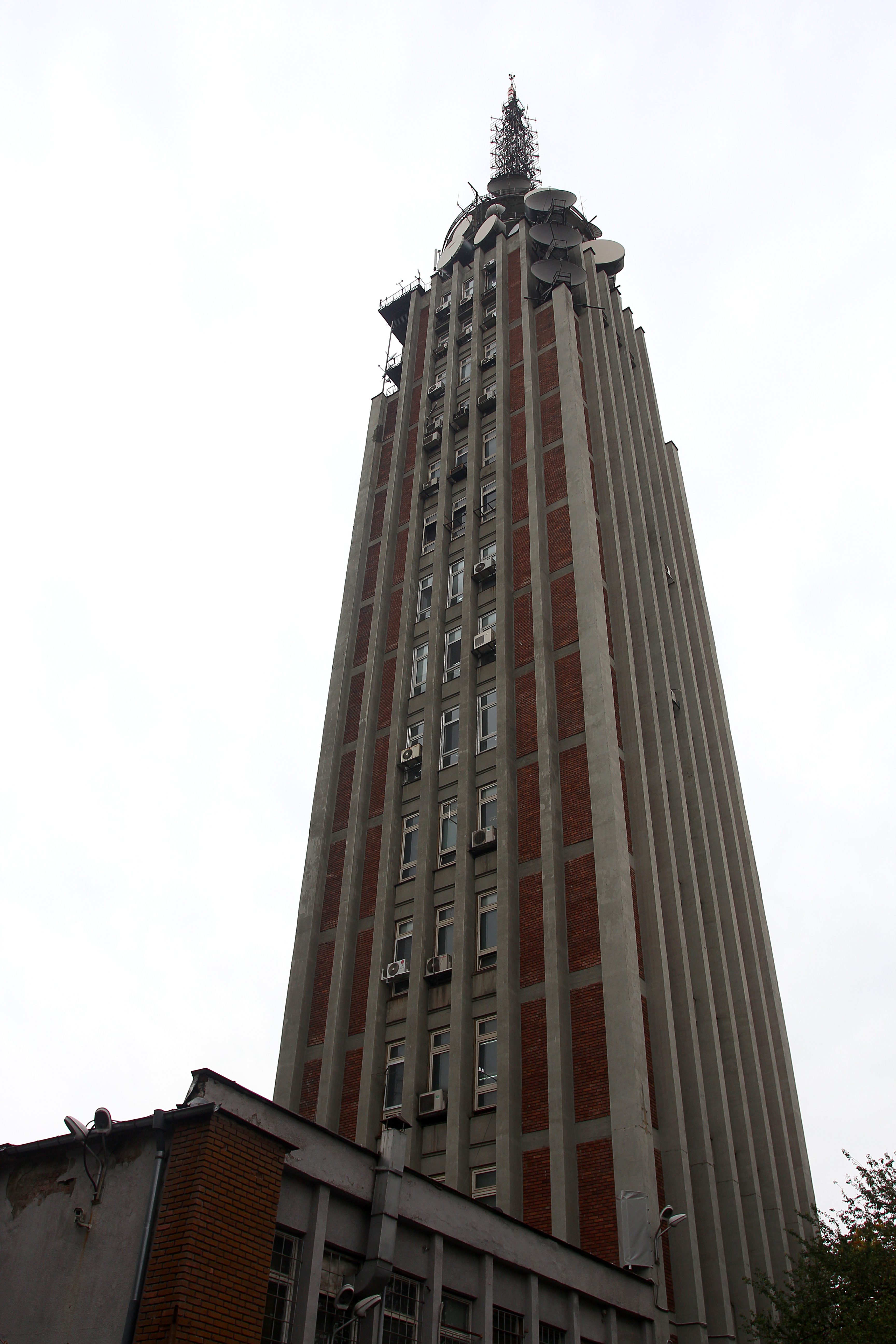 Сградата на телевизионната кула на бул. ”Пейо Яворов” 2
