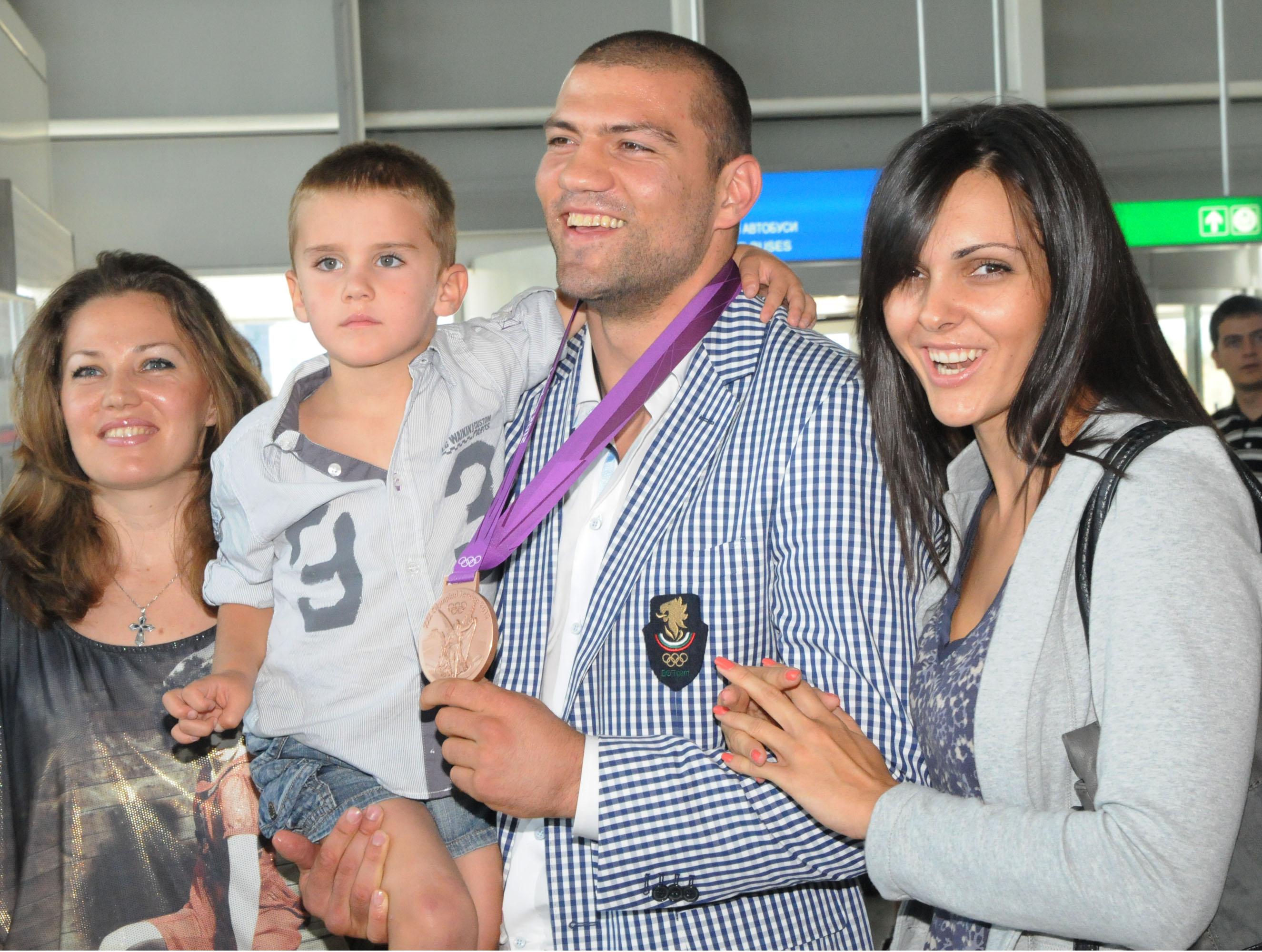Тервел Пулев с жена си Диана (вдясно) и сина Калоян