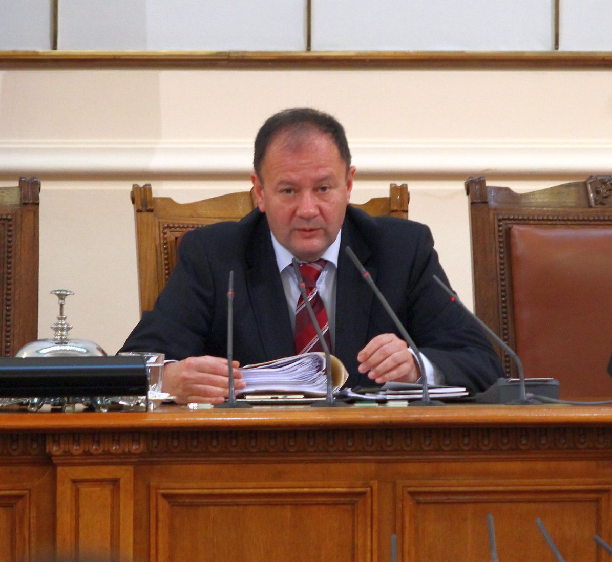 Миков свика извънредно заседание заради вота на недоверие