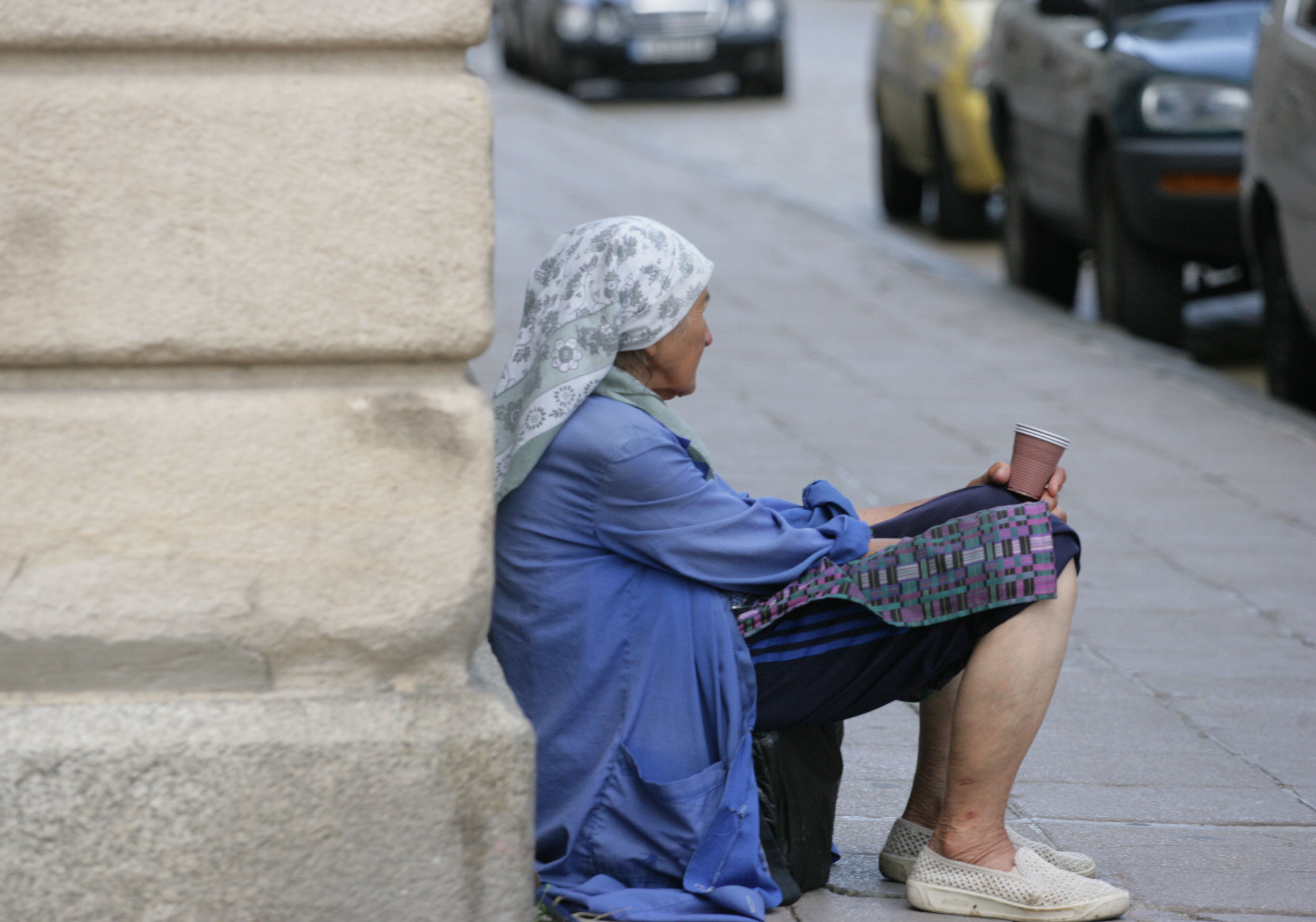 Възрастна жена проси в центъра на София